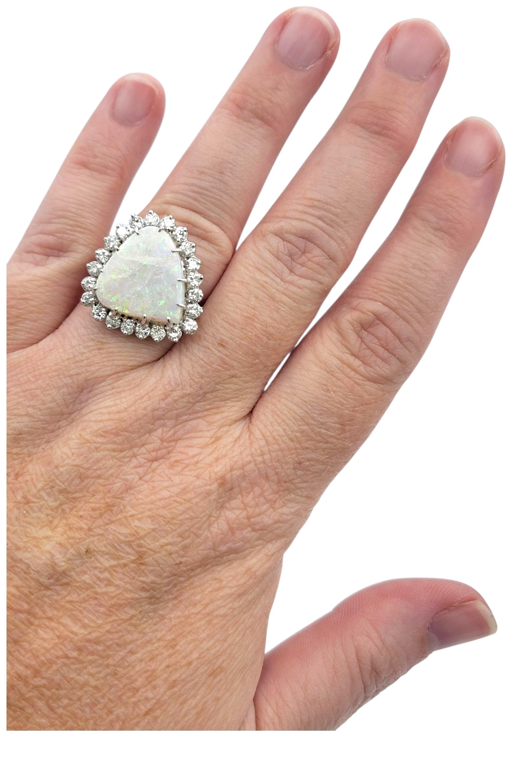 Opal-Cocktailring mit dreieckigem Schliff und Diamantenhalo aus 14 Karat Weißgold im Angebot 2