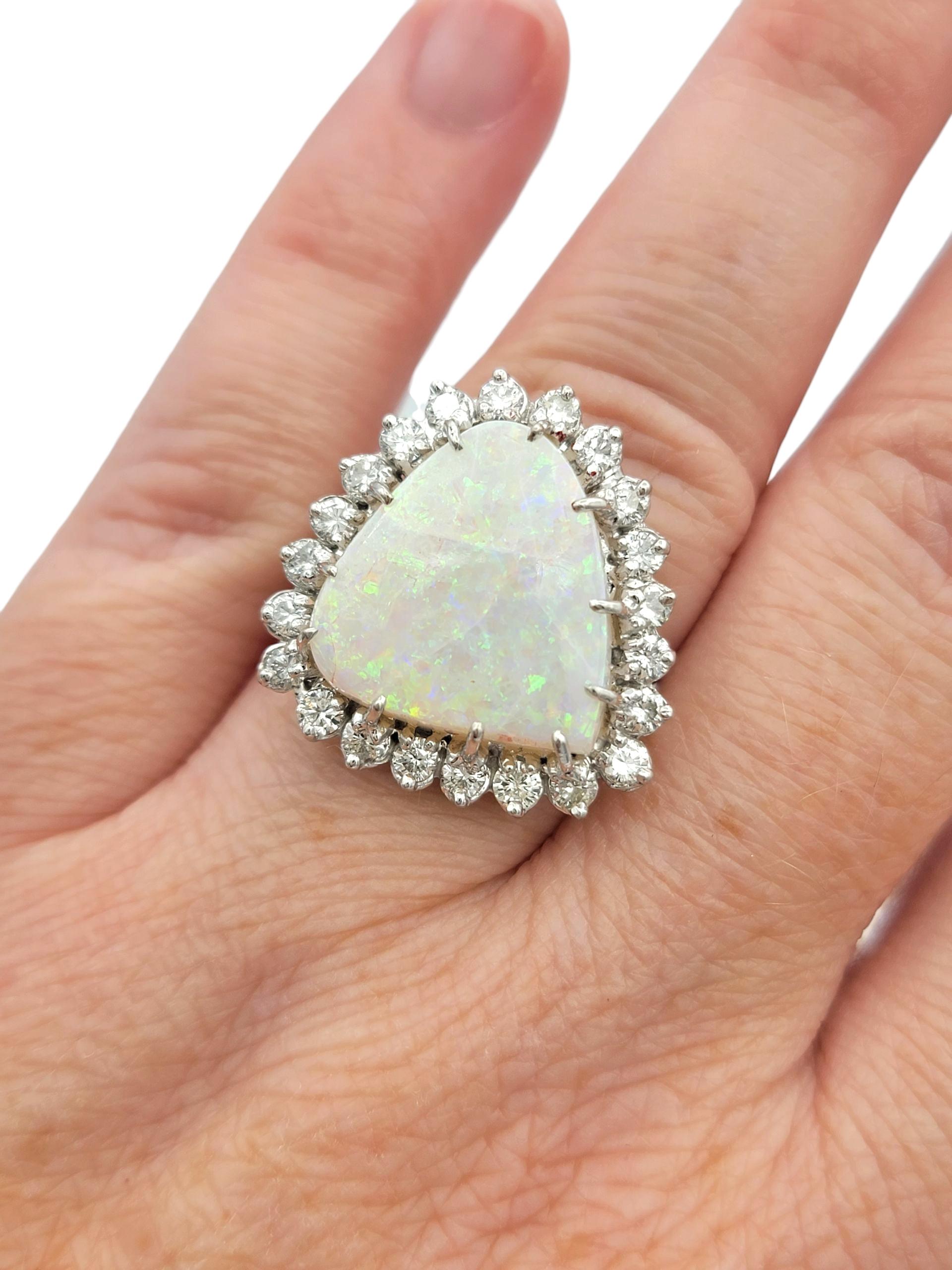 Opal-Cocktailring mit dreieckigem Schliff und Diamantenhalo aus 14 Karat Weißgold im Angebot 3