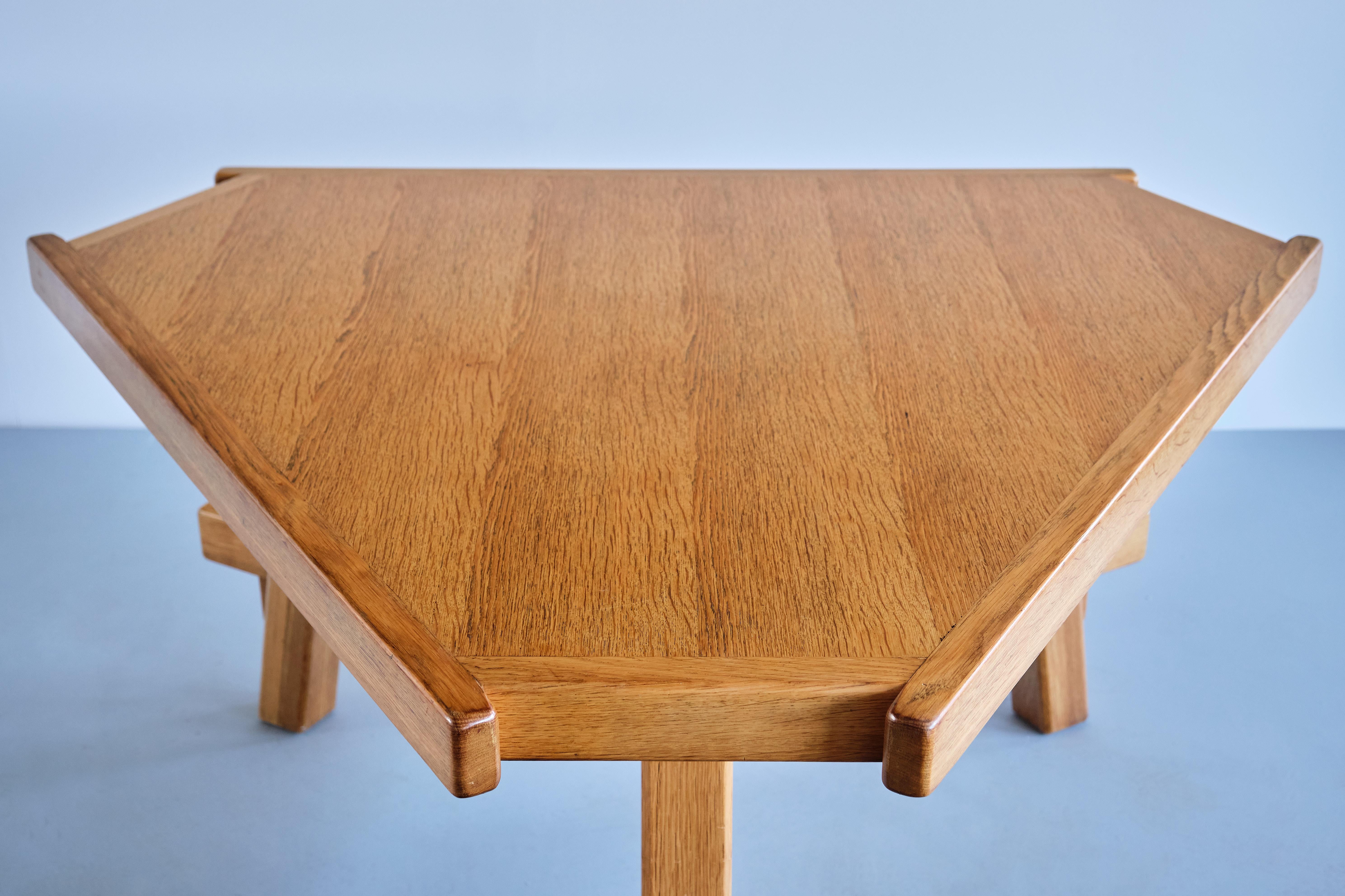 Table de salle à manger triangulaire moderne française en bois de chêne massif, France, années 1960 en vente 3