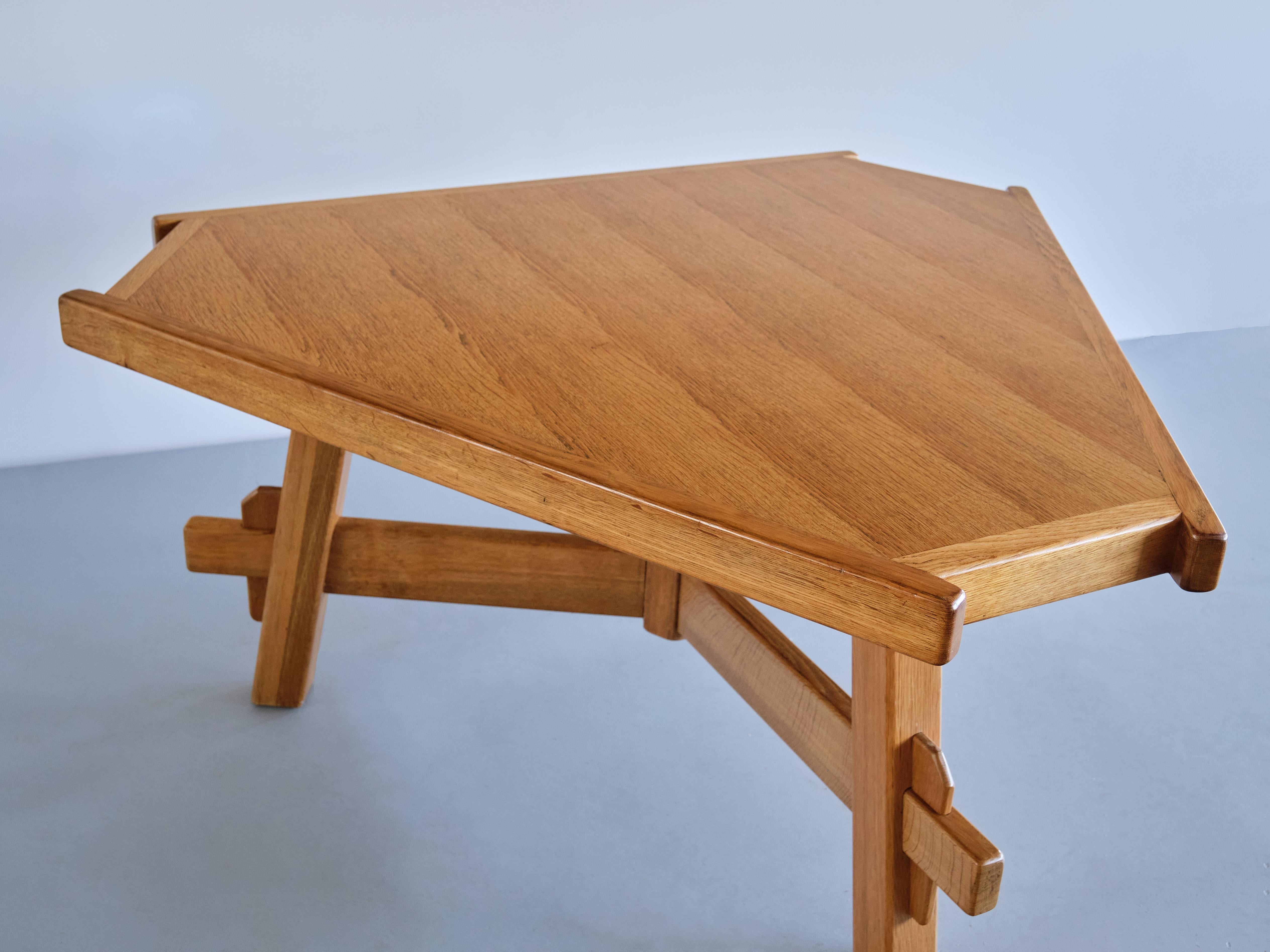 Table de salle à manger triangulaire moderne française en bois de chêne massif, France, années 1960 en vente 6