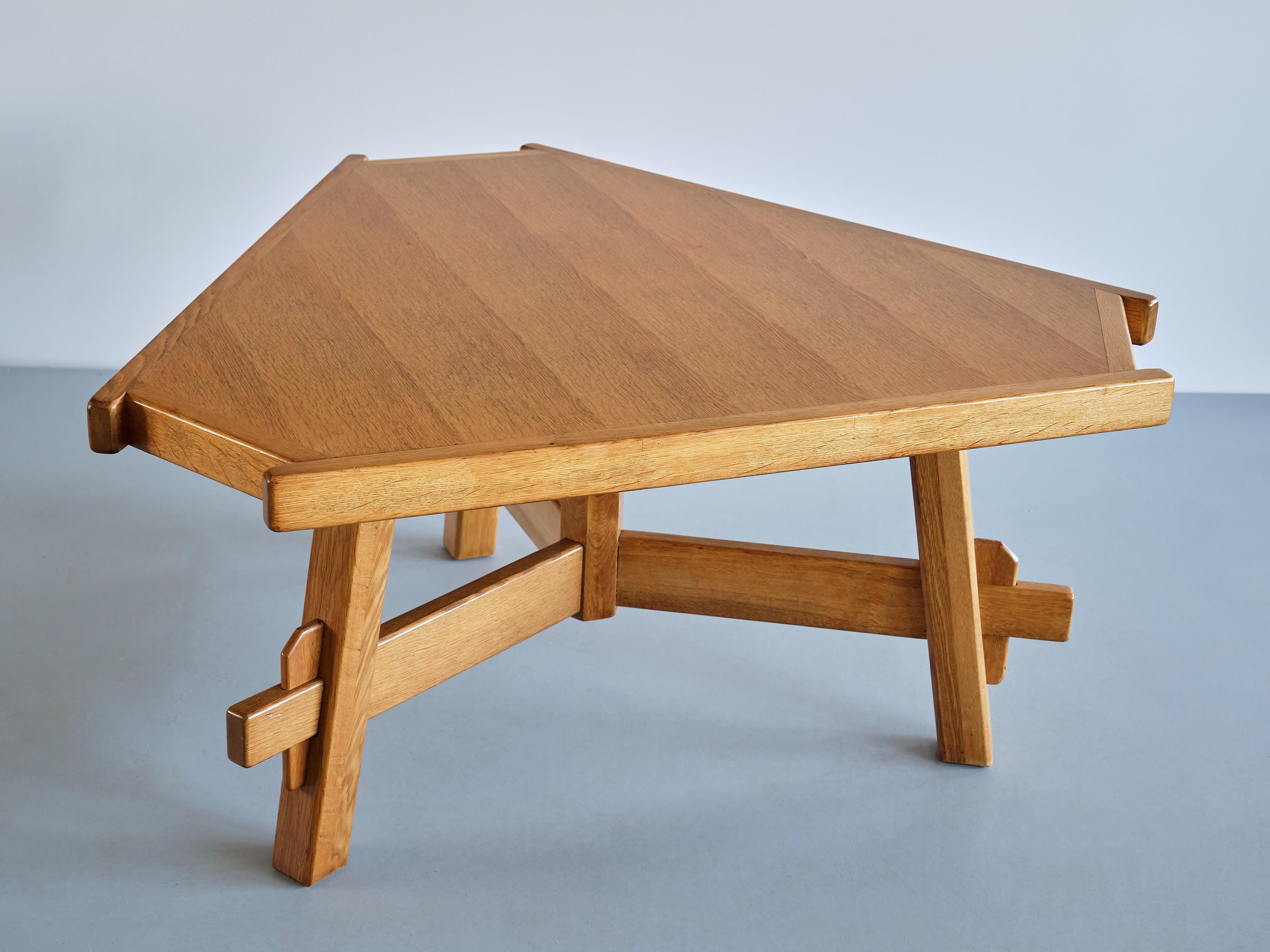 Table de salle à manger triangulaire moderne française en bois de chêne massif, France, années 1960 en vente 9