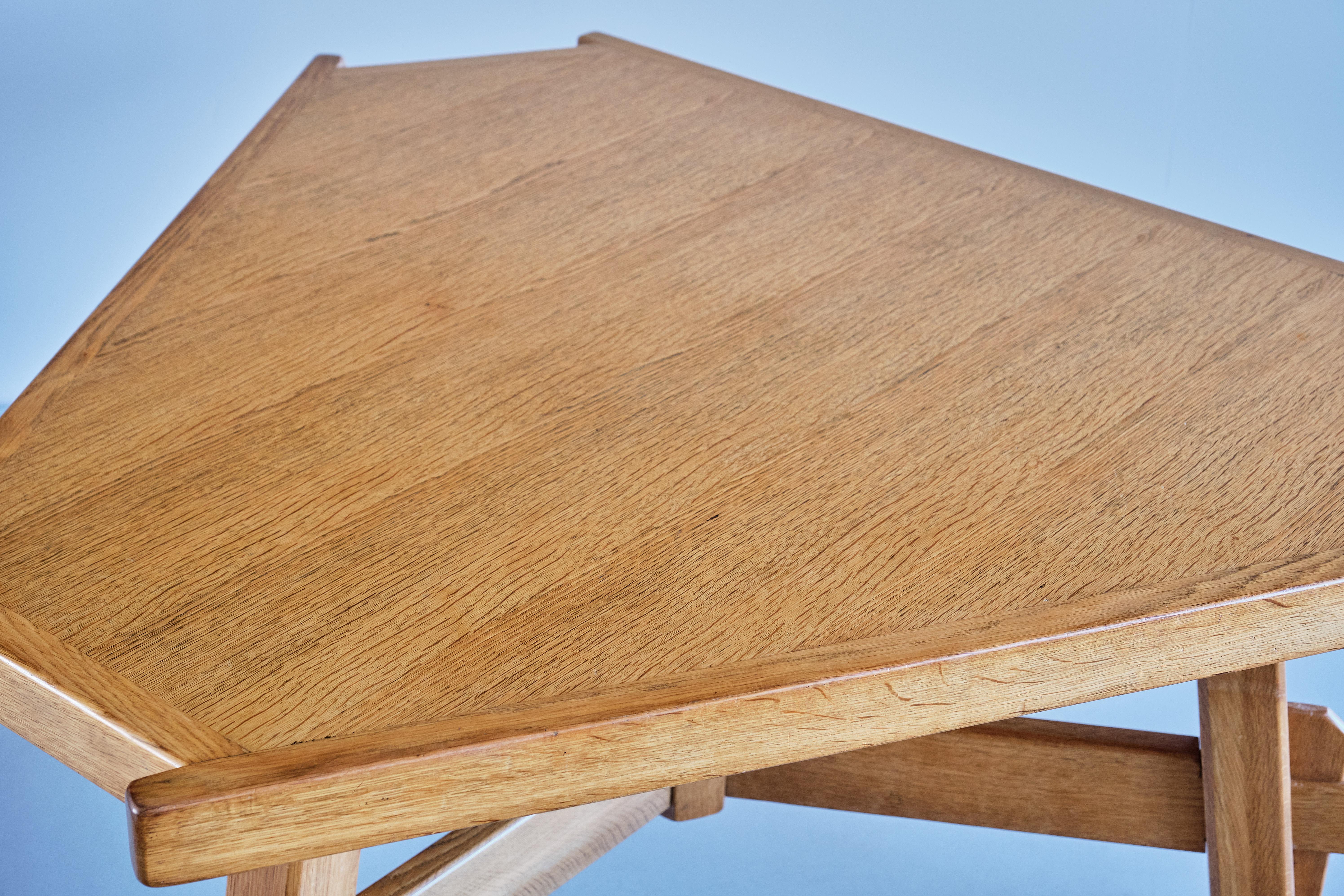 Français Table de salle à manger triangulaire moderne française en bois de chêne massif, France, années 1960 en vente