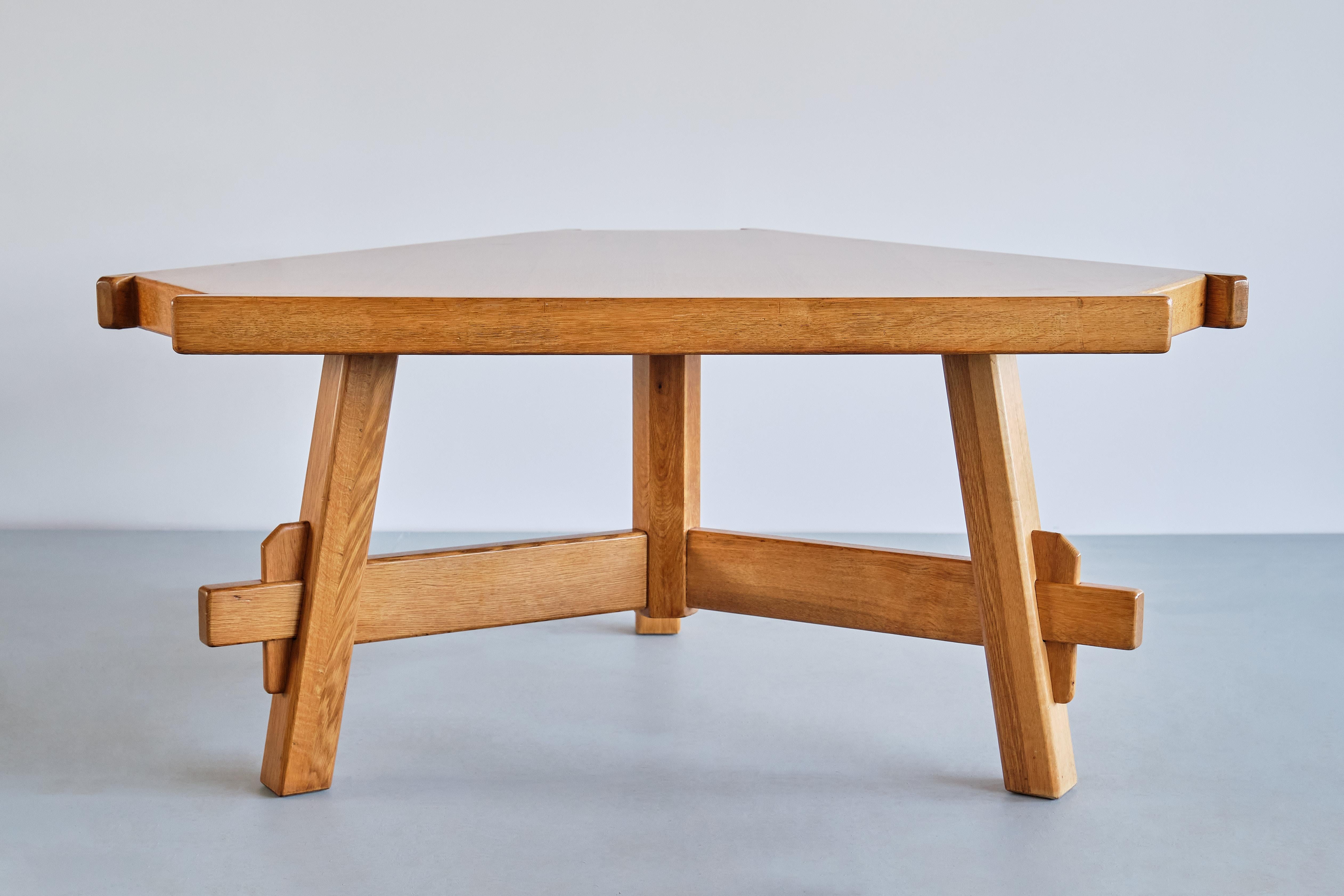 Triangular French Modern Dining Table in Solid Oak Wood, France, 1960s In Good Condition For Sale In The Hague, NL