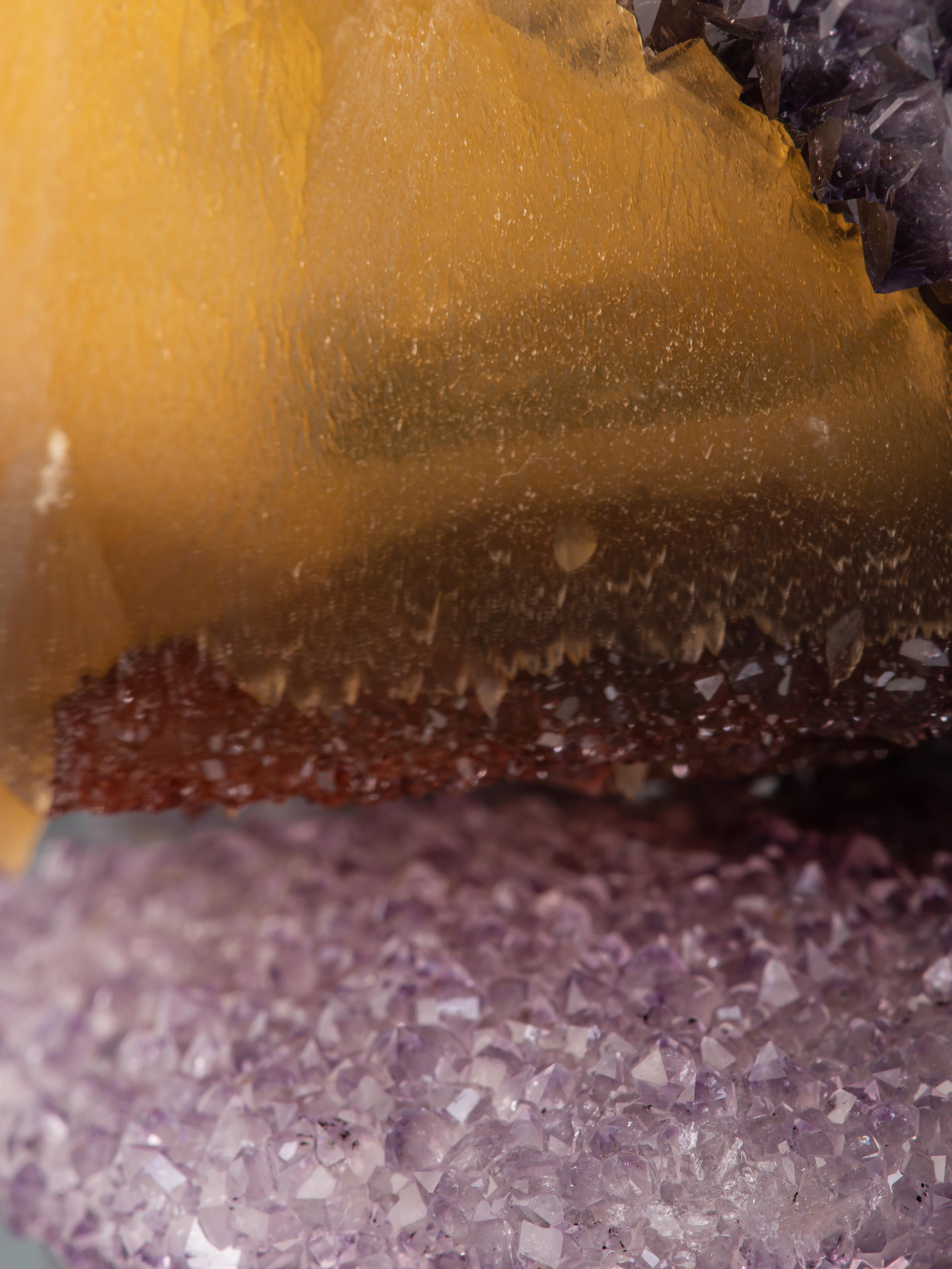 Sezione di geode triangolare con calcite arroccata in vendita 7