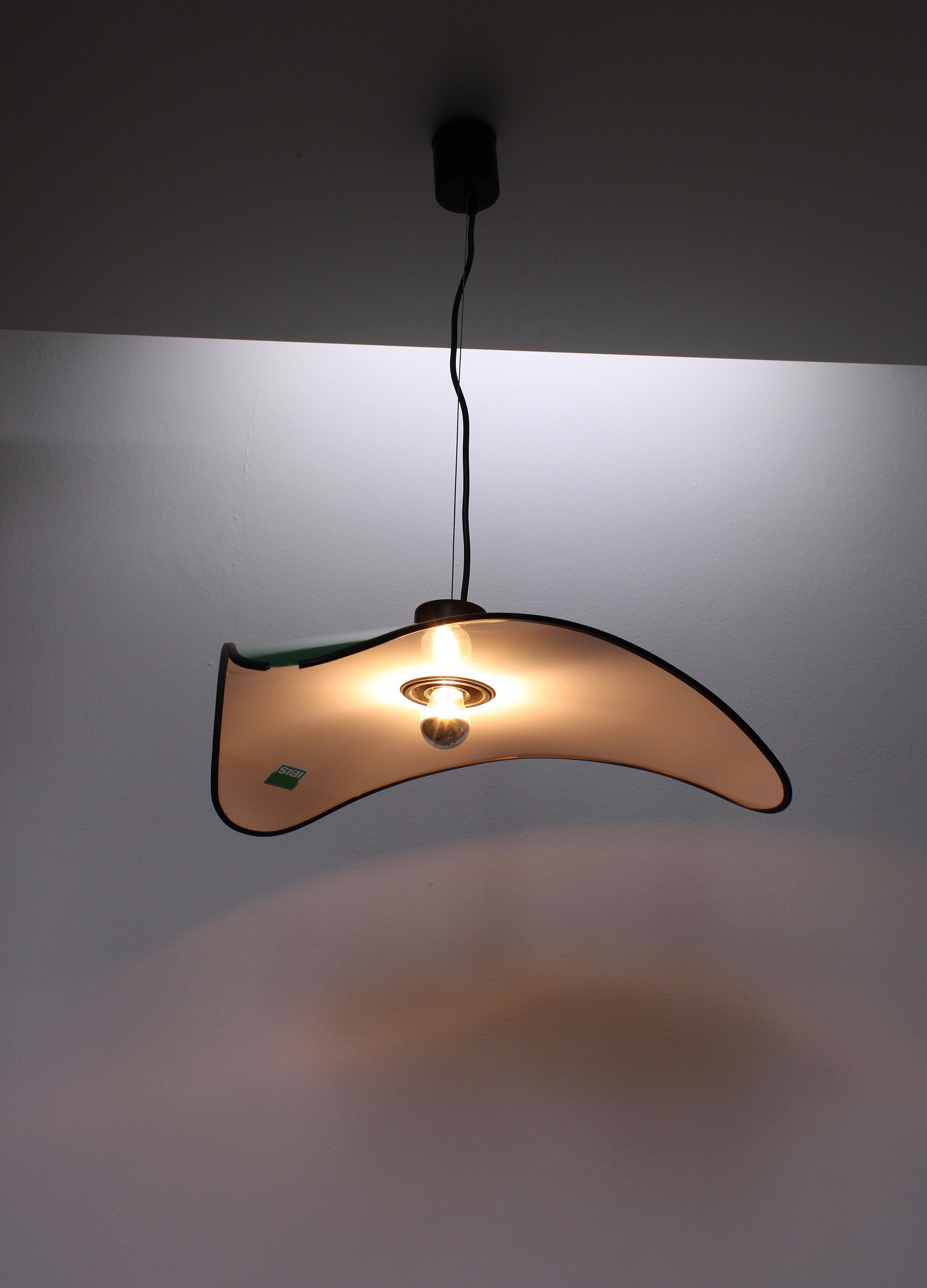 Mid-Century Modern Lampe suspendue triangulaire en métal vert par IBIS, années 1980 en vente