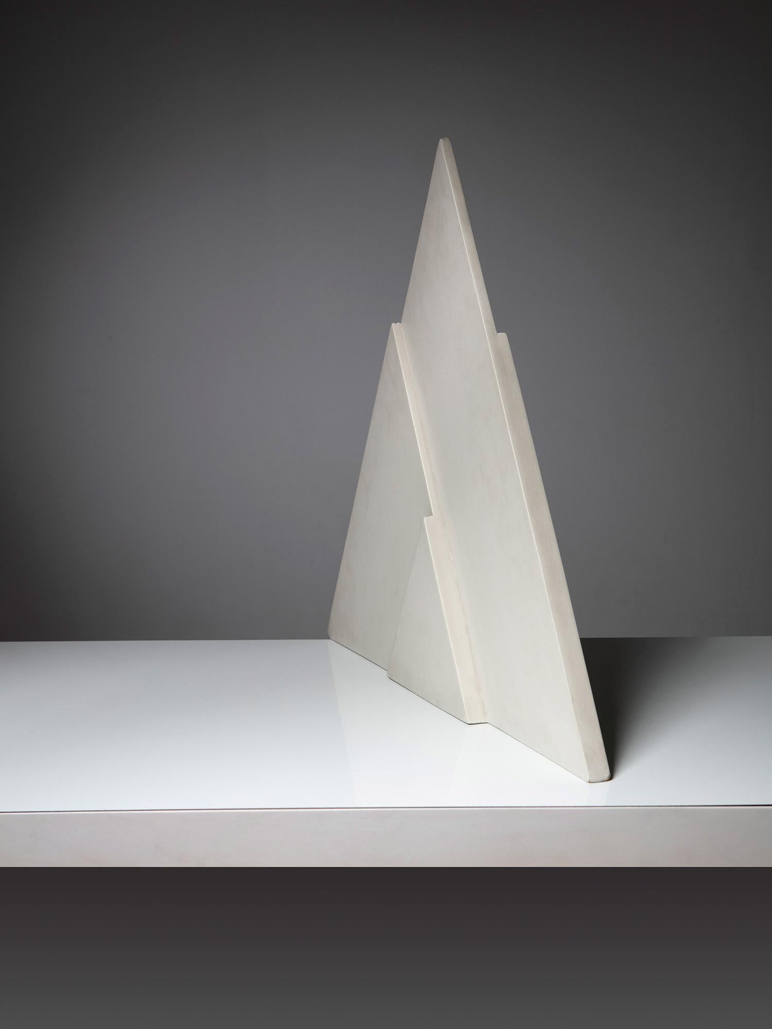 Triangular Lacquered Wood Sculpture by The Vallé, Italy, 1969 In Good Condition For Sale In Milan, IT