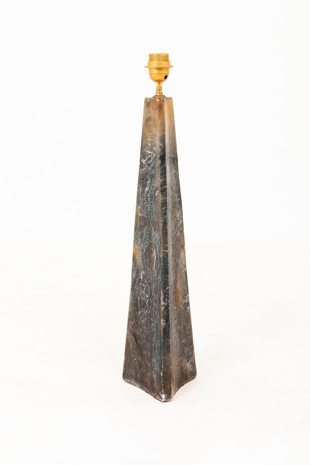 Triangular conical shape lamp in onyx, in grey, white and yellow tones.

Work realized in the 20th century.

New and functional electrical system.
