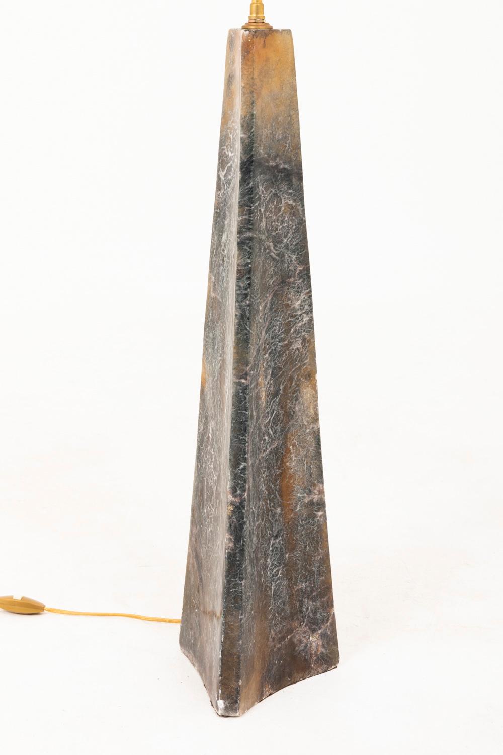 Dreieckige Lampe aus Onyx:: 20. Jahrhundert im Angebot 1