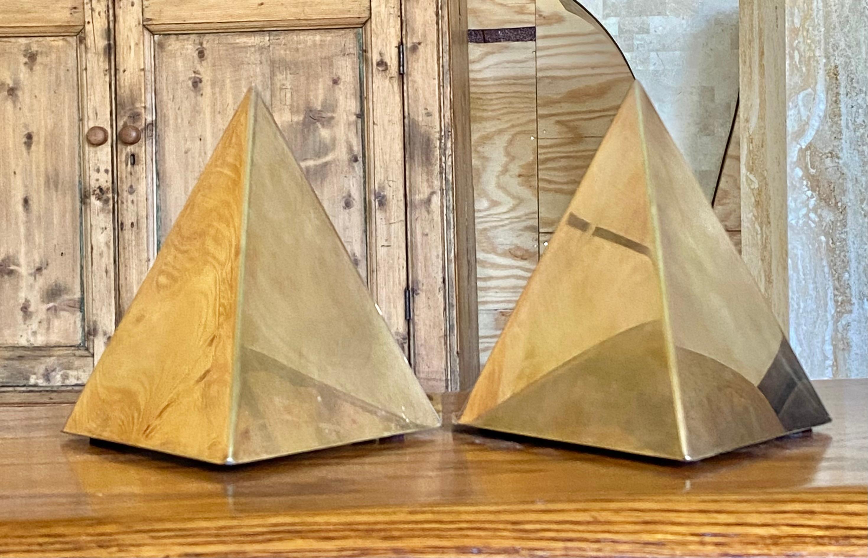 Paire de serre-livres triangulaires en laiton, minimalistes et sculpturaux en vente 2