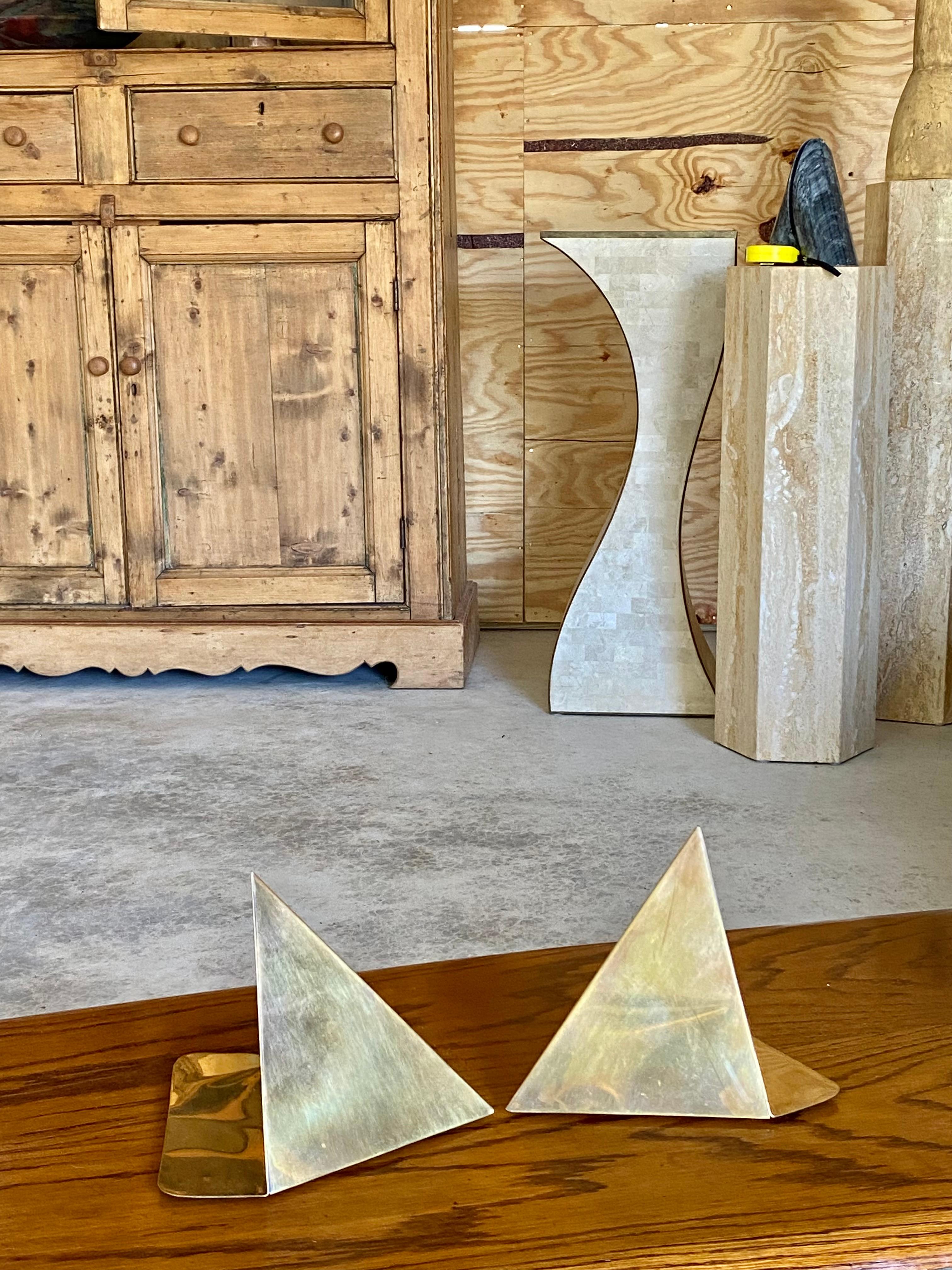 Paire de serre-livres triangulaires en laiton, minimalistes et sculpturaux en vente 4