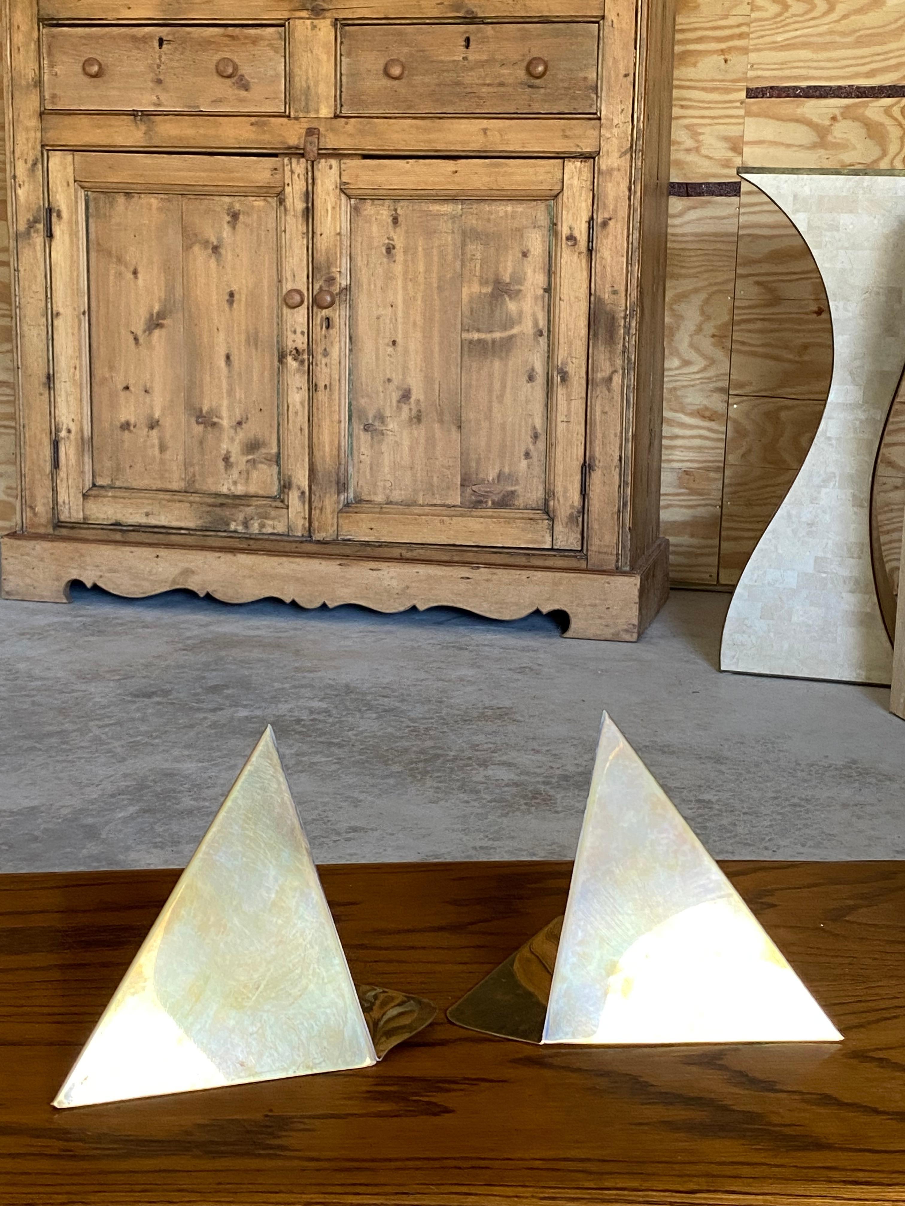 Paire de serre-livres triangulaires en laiton, minimalistes et sculpturaux en vente 5