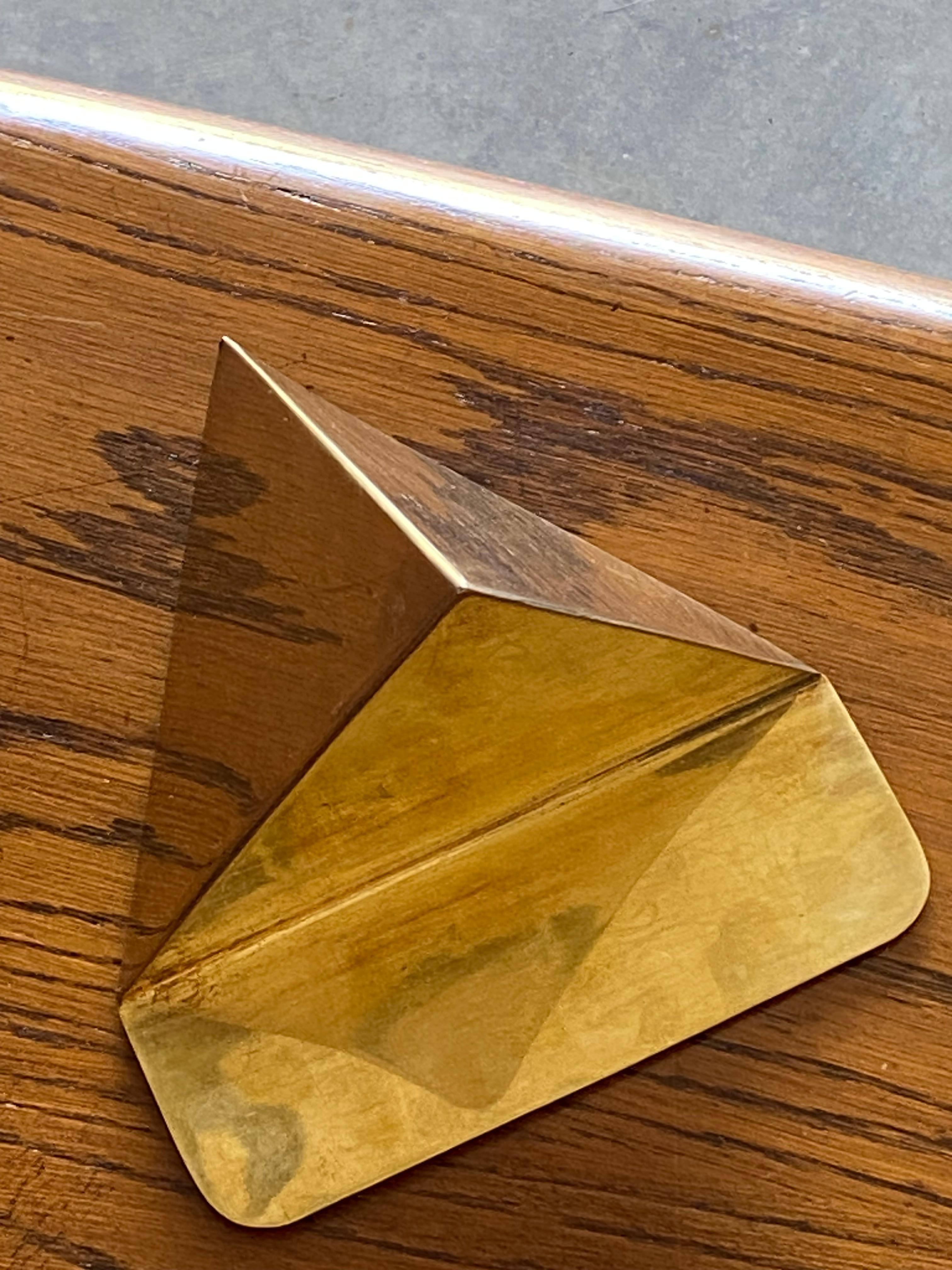 Paire de serre-livres triangulaires en laiton, minimalistes et sculpturaux en vente 6