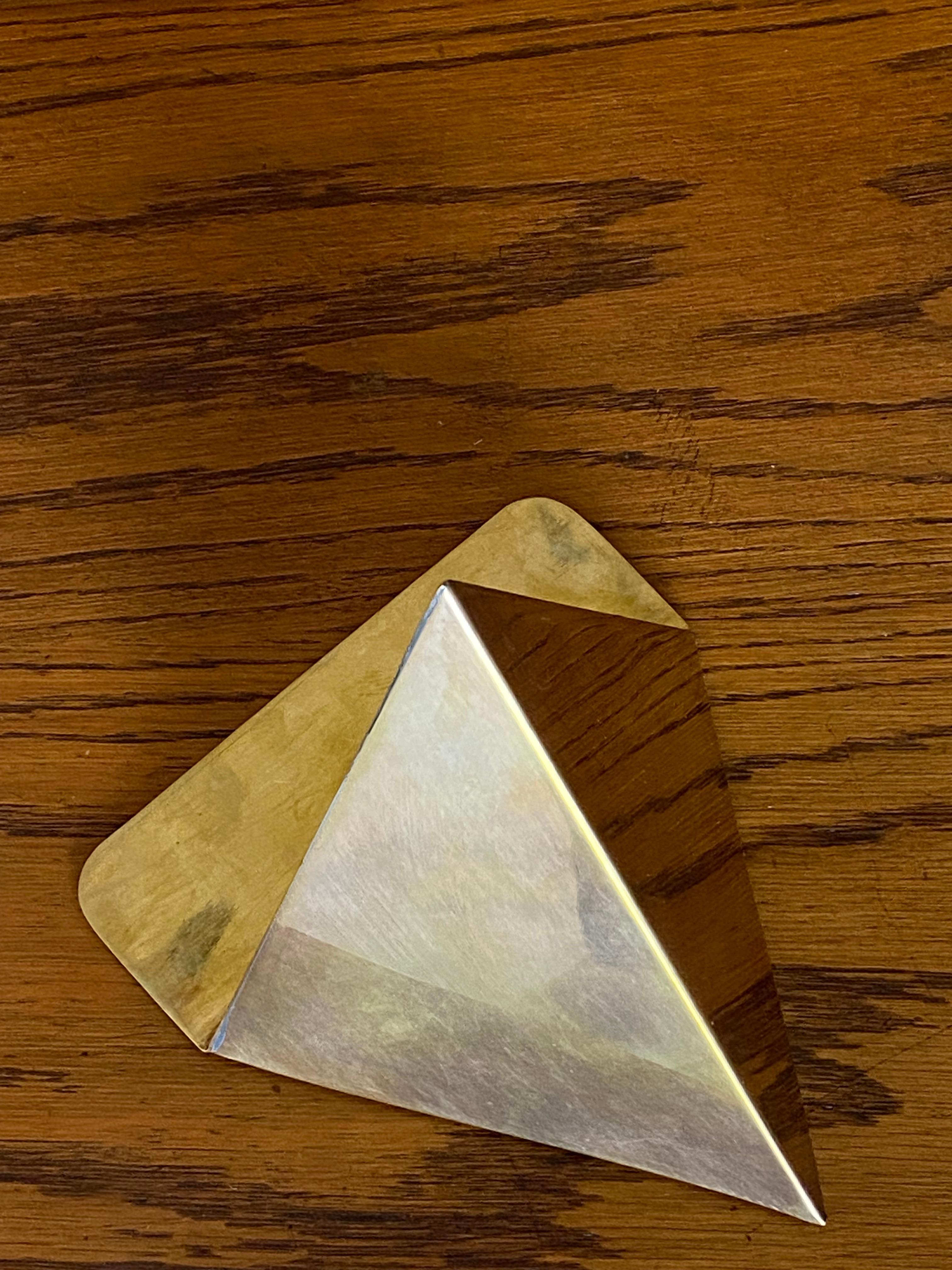 Paire de serre-livres triangulaires en laiton, minimalistes et sculpturaux en vente 7