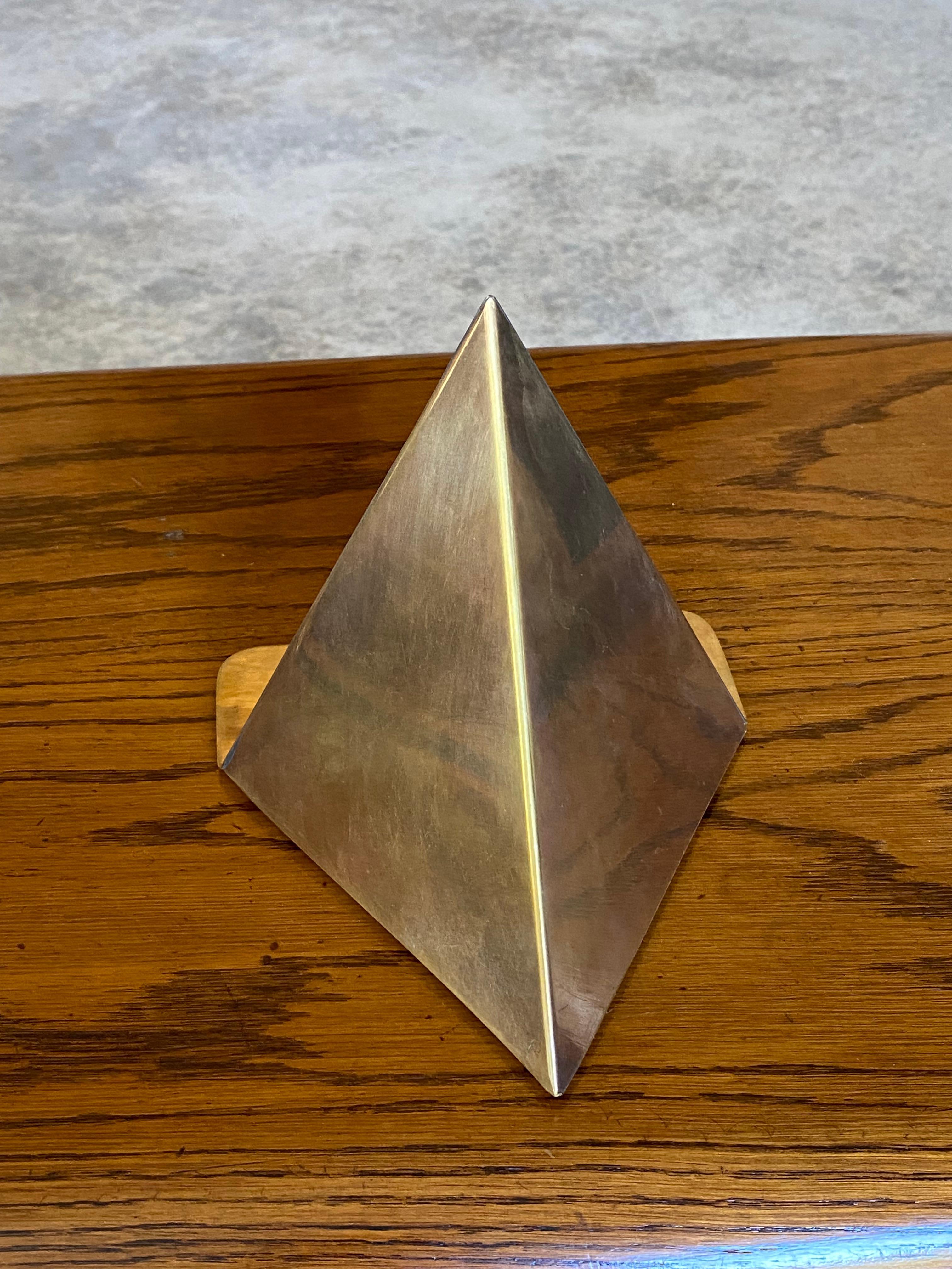 Paire de serre-livres triangulaires en laiton, minimalistes et sculpturaux en vente 8