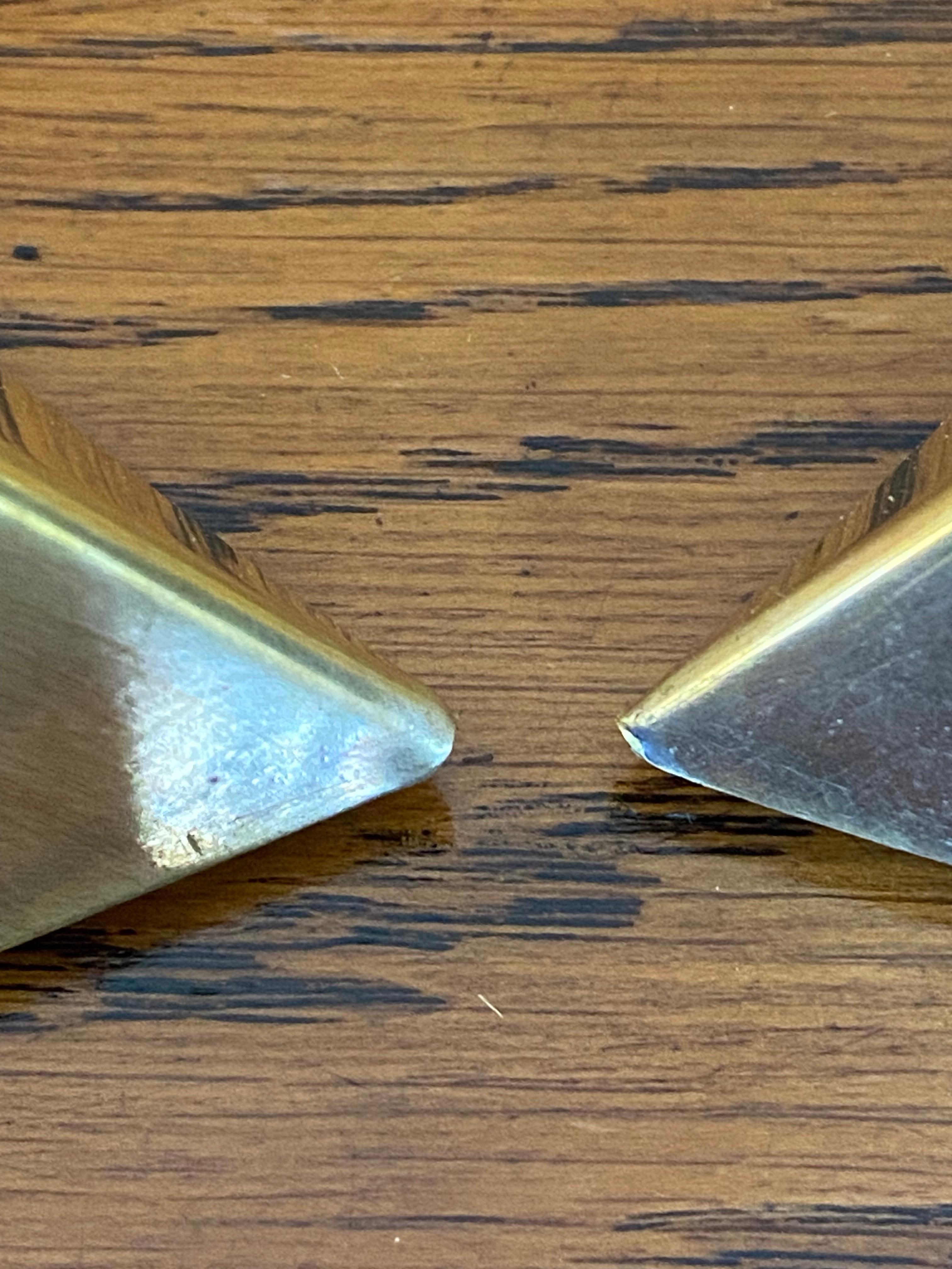 Paire de serre-livres triangulaires en laiton, minimalistes et sculpturaux en vente 10