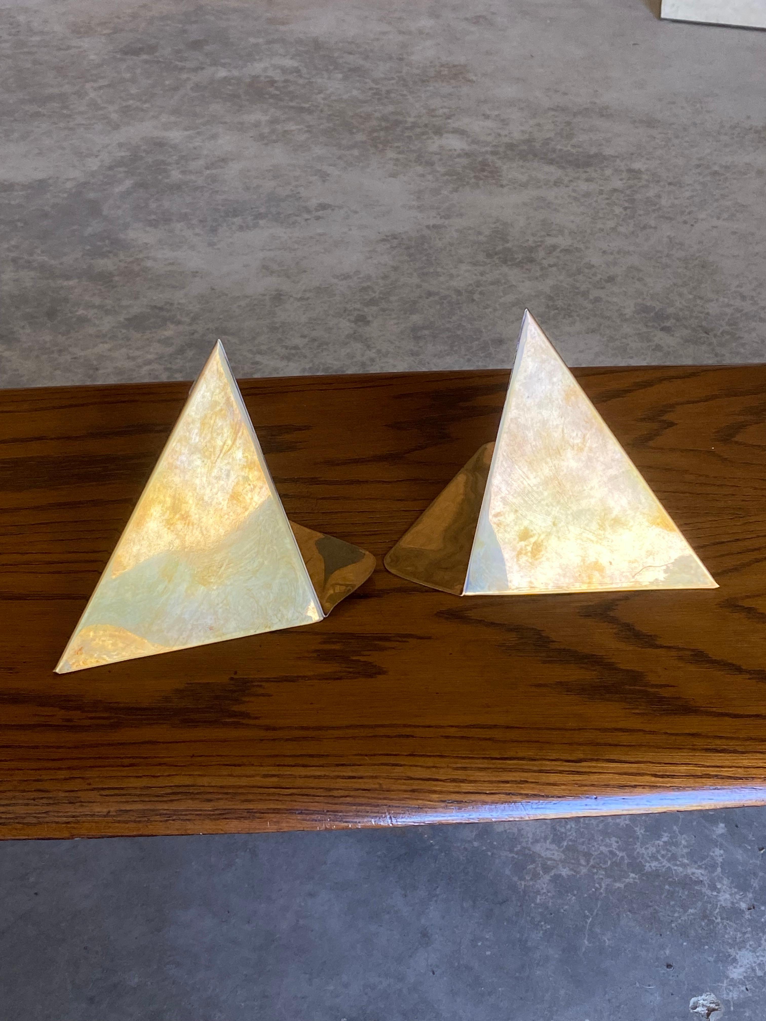 Minimaliste Paire de serre-livres triangulaires en laiton, minimalistes et sculpturaux en vente