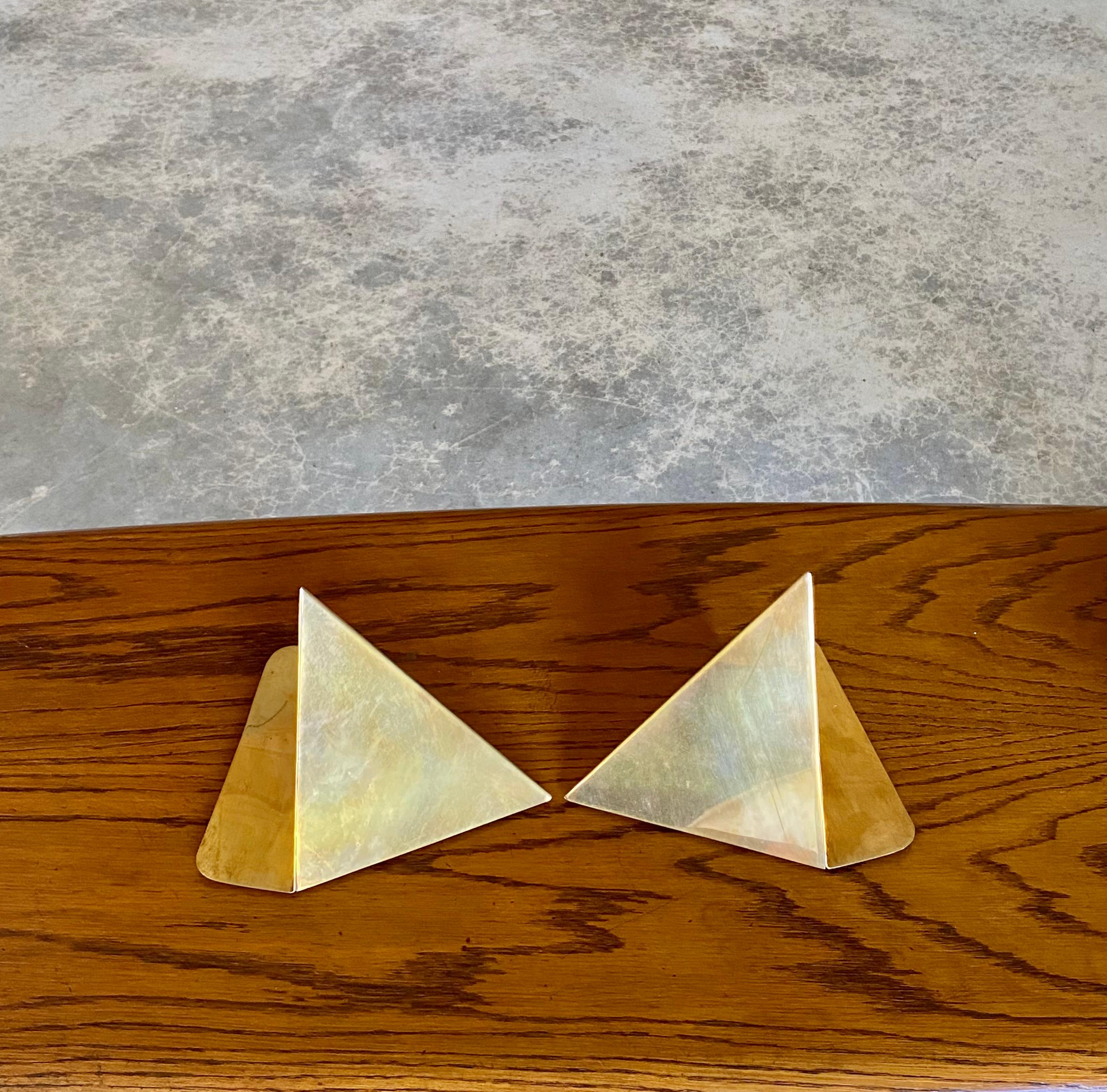 Hong Kong Paire de serre-livres triangulaires en laiton, minimalistes et sculpturaux en vente