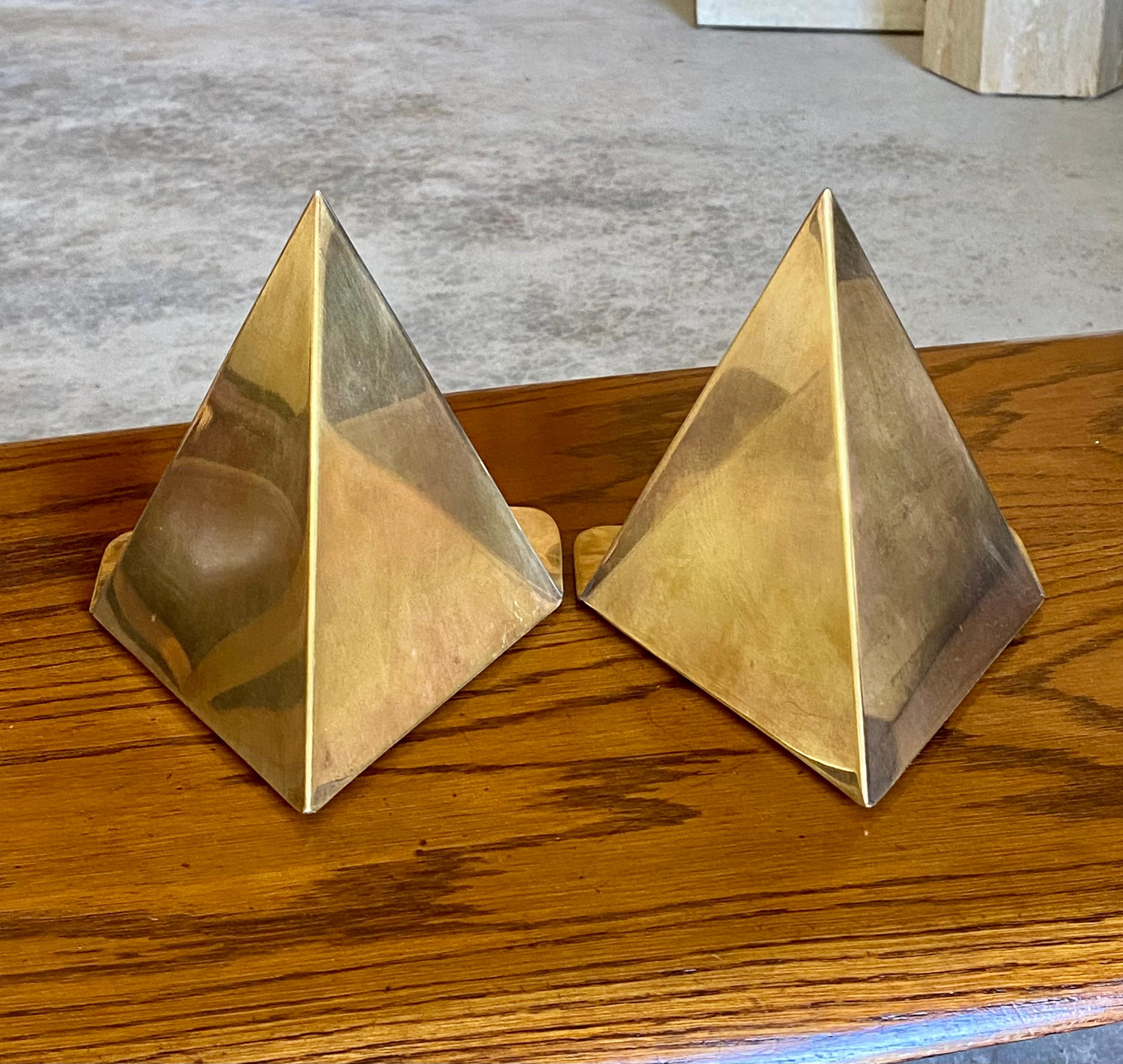 Fait main Paire de serre-livres triangulaires en laiton, minimalistes et sculpturaux en vente
