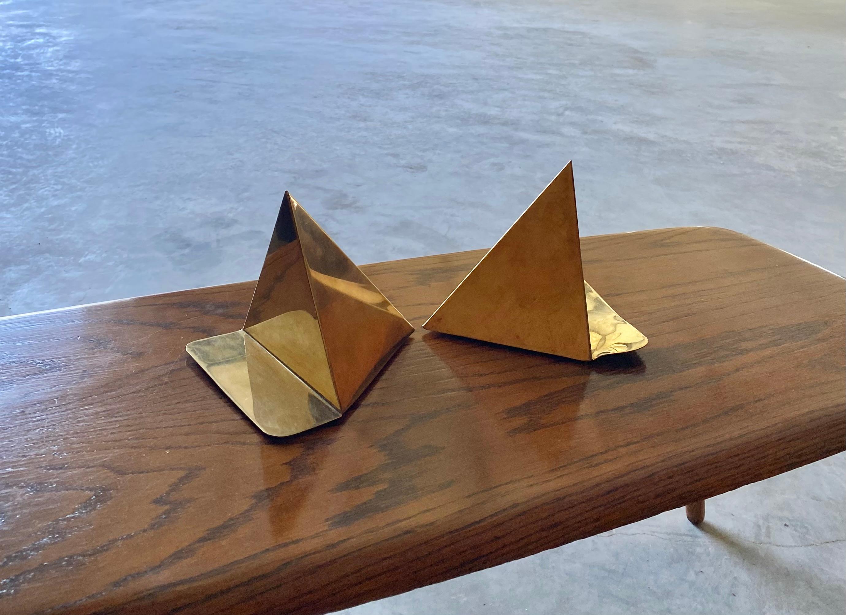 Paire de serre-livres triangulaires en laiton, minimalistes et sculpturaux Bon état - En vente à Round Top, TX