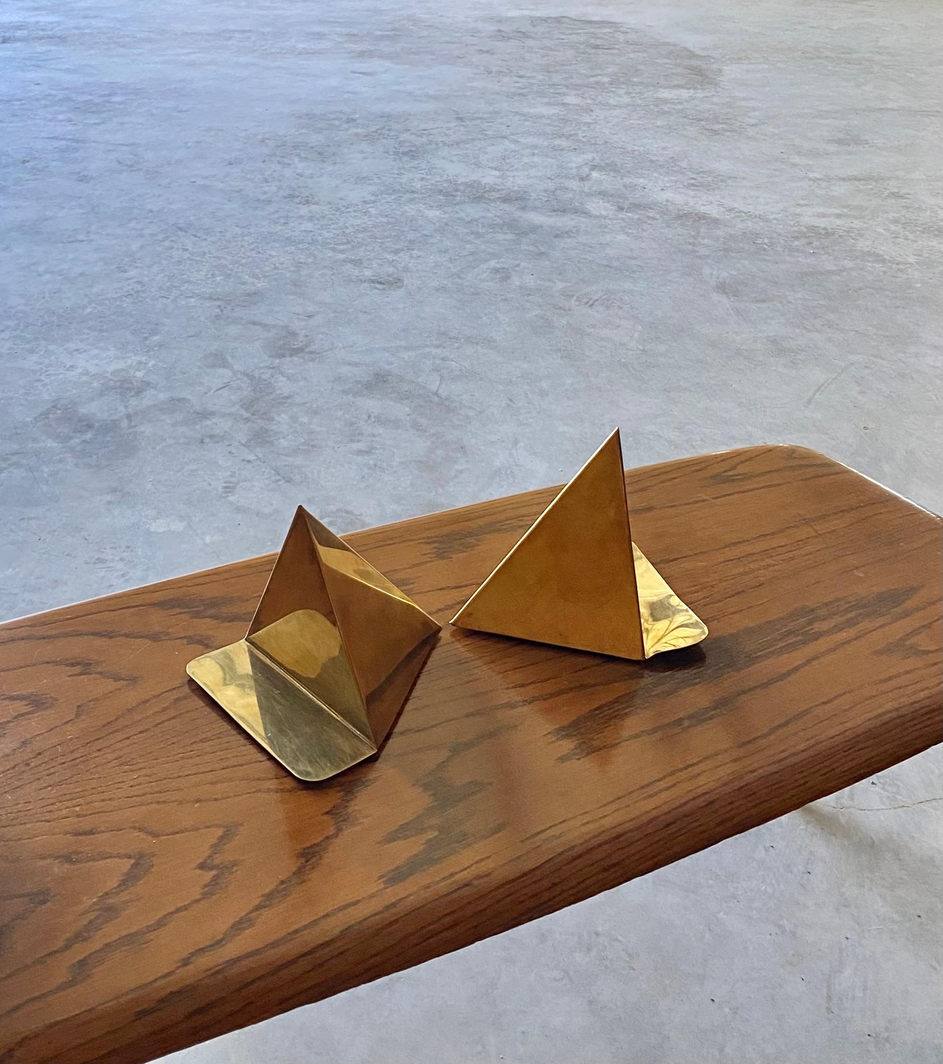 20ième siècle Paire de serre-livres triangulaires en laiton, minimalistes et sculpturaux en vente