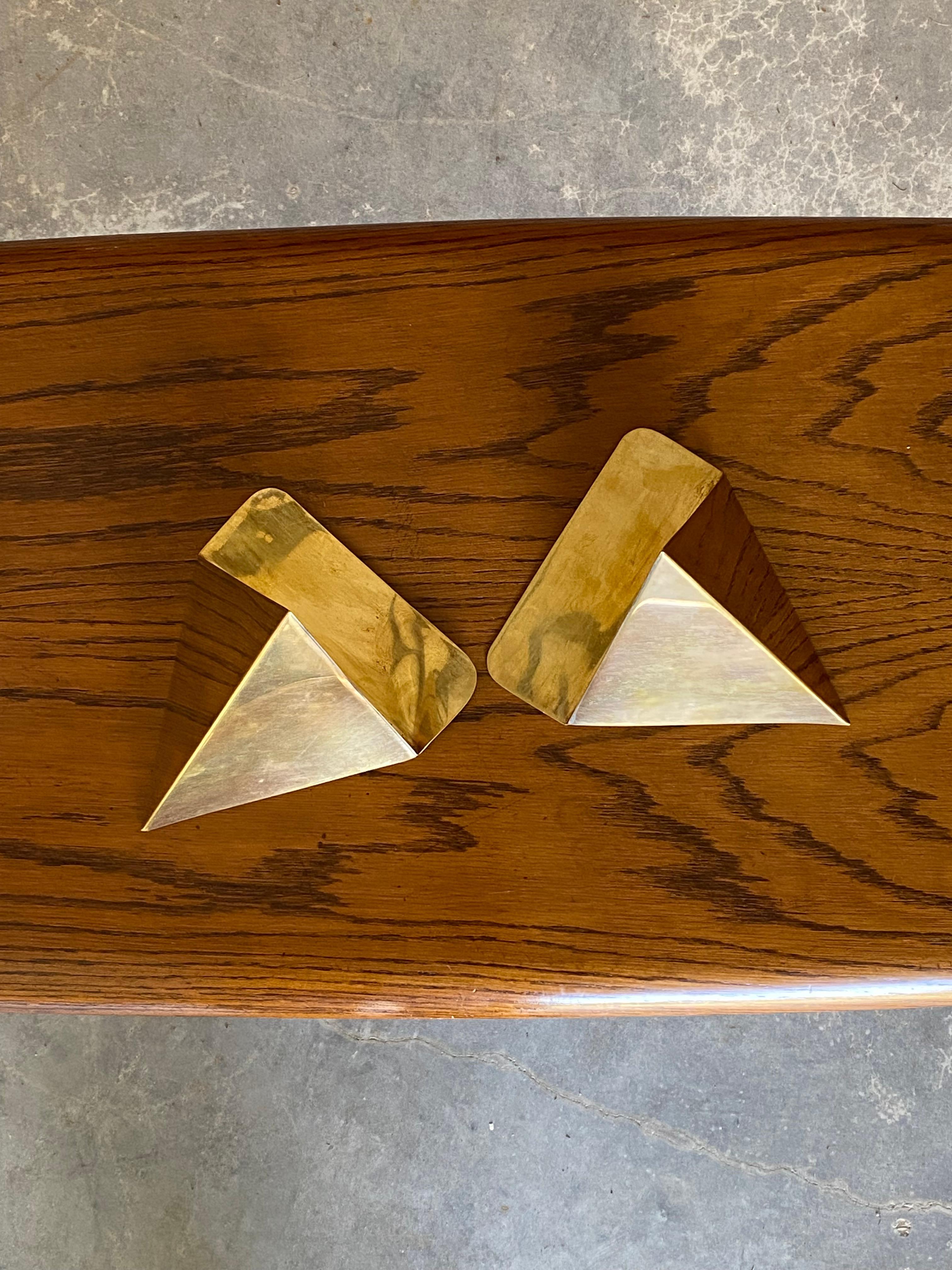 Laiton Paire de serre-livres triangulaires en laiton, minimalistes et sculpturaux en vente