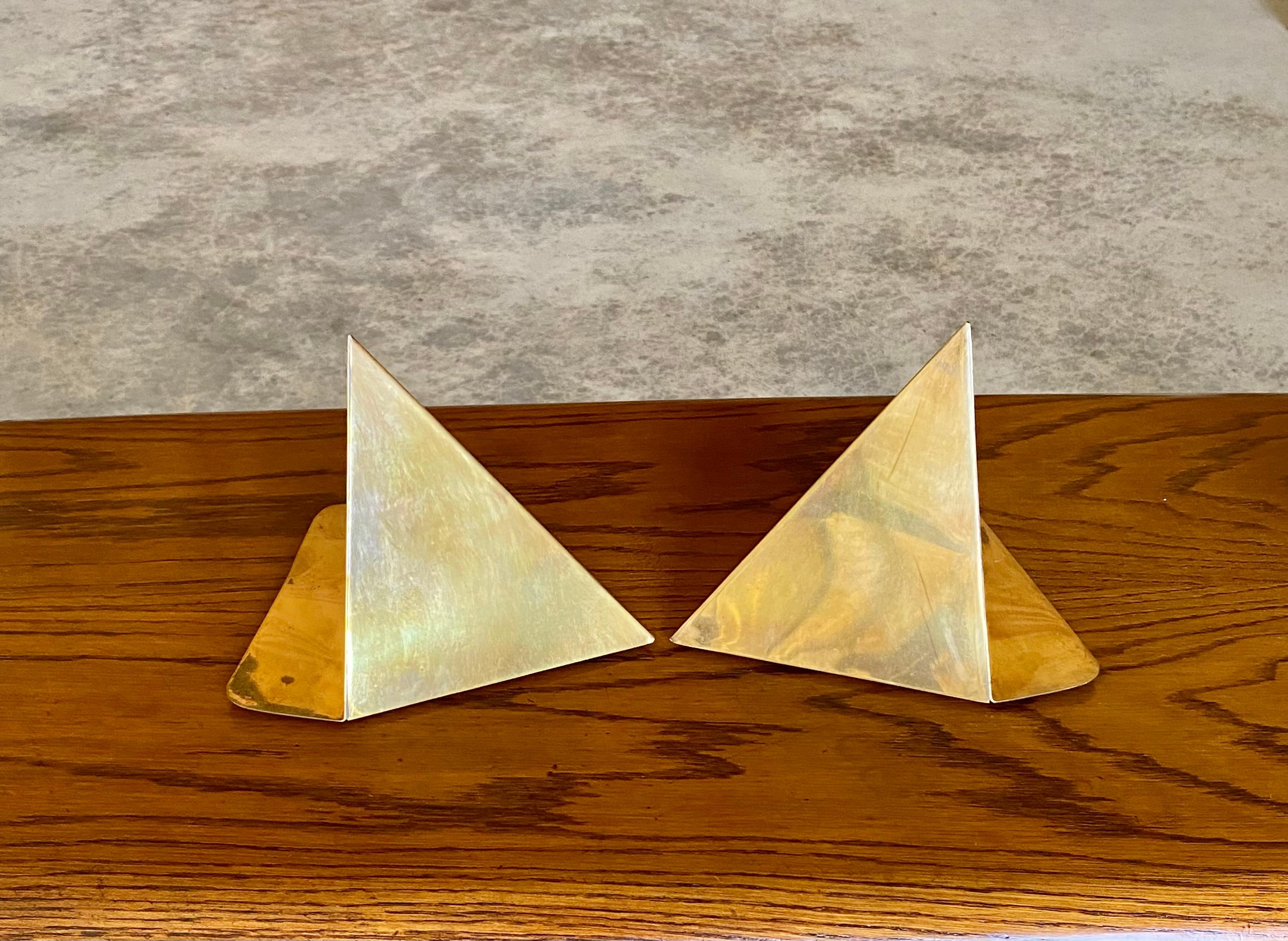 Paire de serre-livres triangulaires en laiton, minimalistes et sculpturaux en vente 1