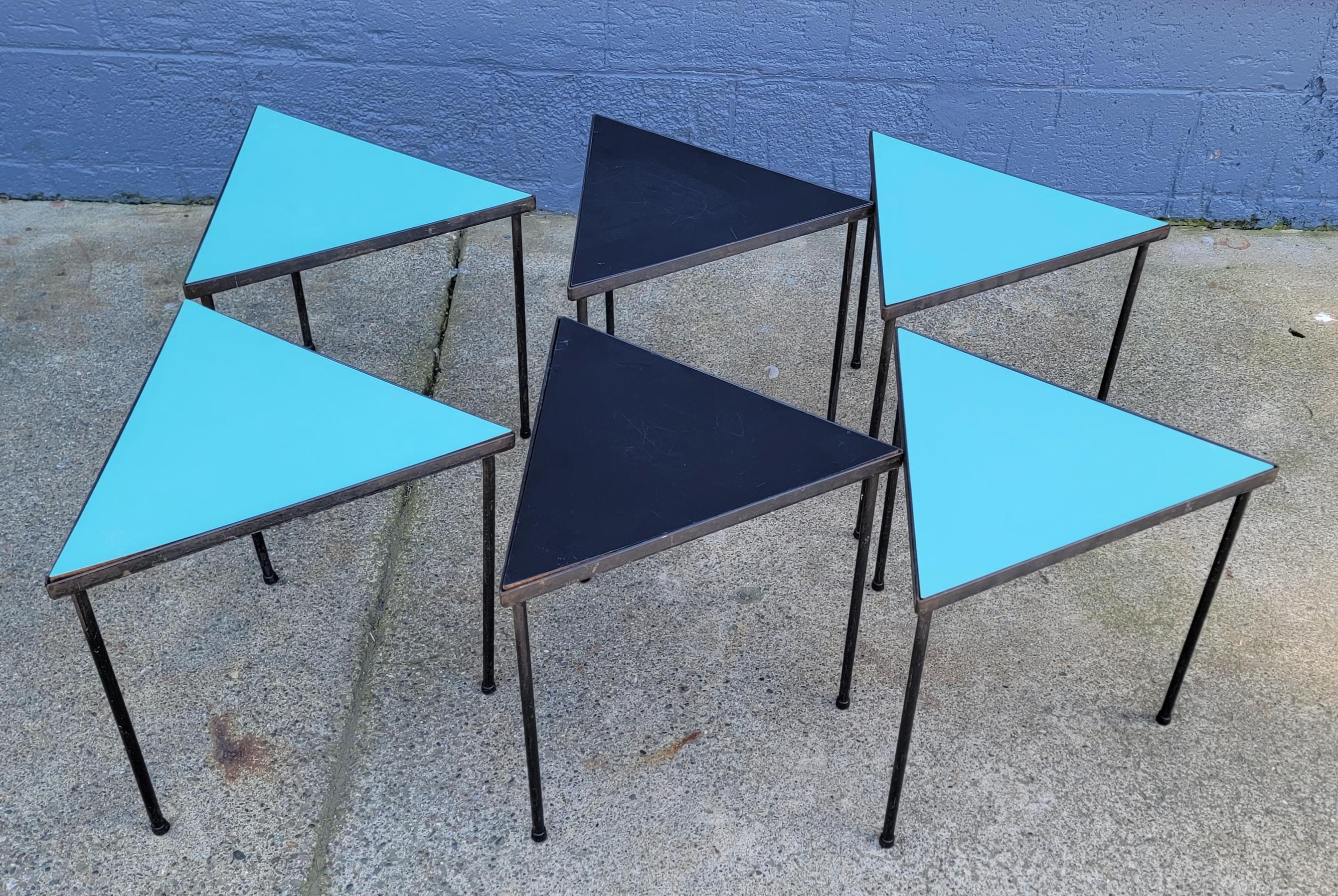 Dreieckige Modul-Eisen-Tische Mid-Century Modern Tische, Beistell- oder Beistelltische (Moderne der Mitte des Jahrhunderts) im Angebot
