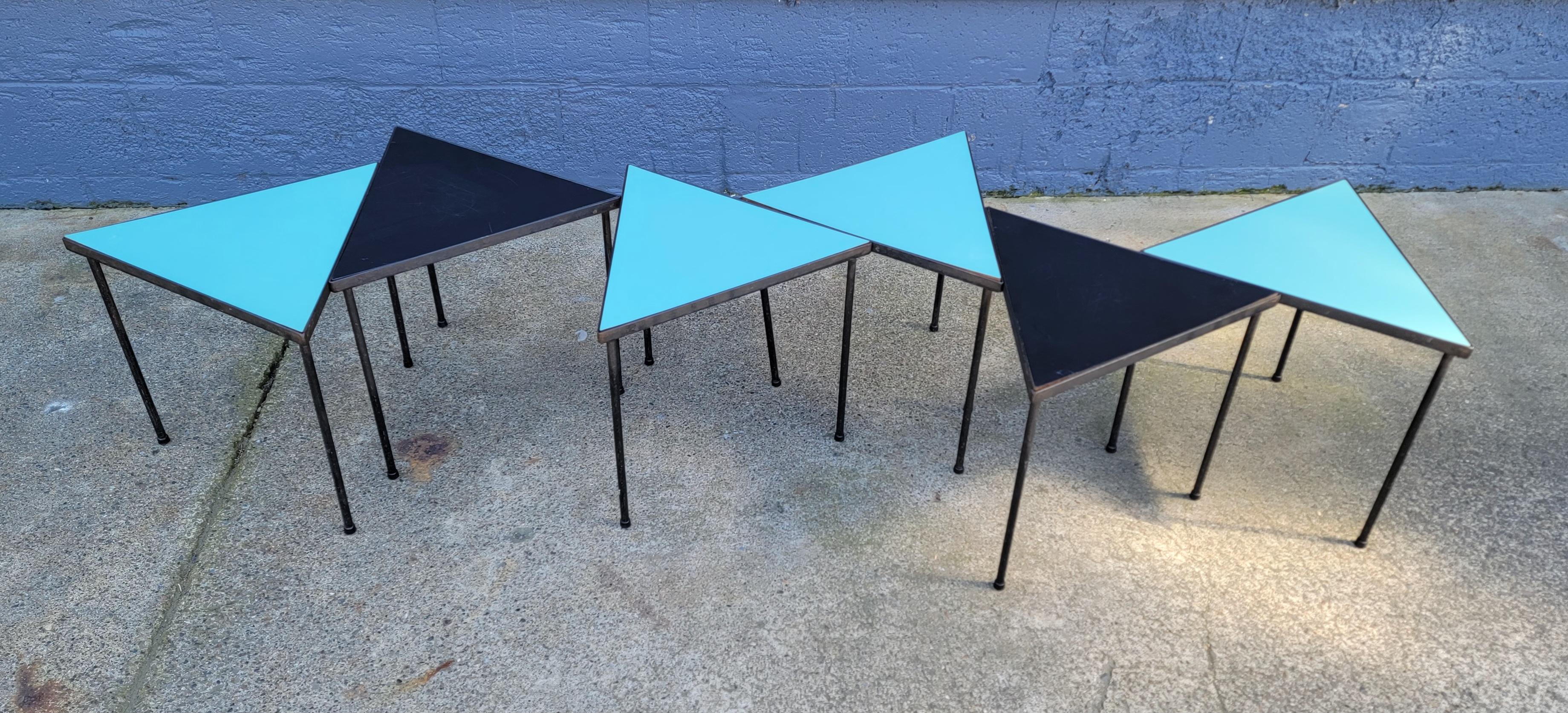 Dreieckige Modul-Eisen-Tische Mid-Century Modern Tische, Beistell- oder Beistelltische (amerikanisch) im Angebot