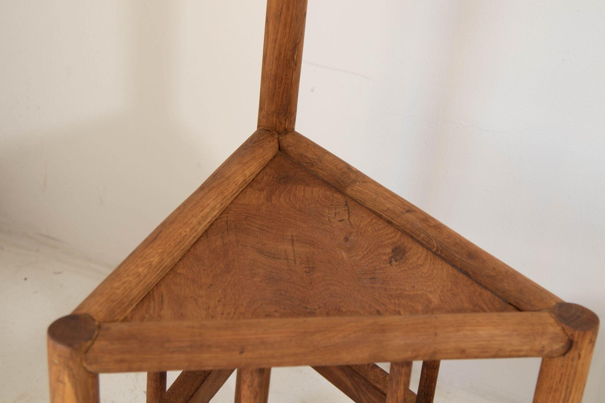 Chaise de moine suédoise et table d'appoint triangulaire Suède des années 1960 en vente 3