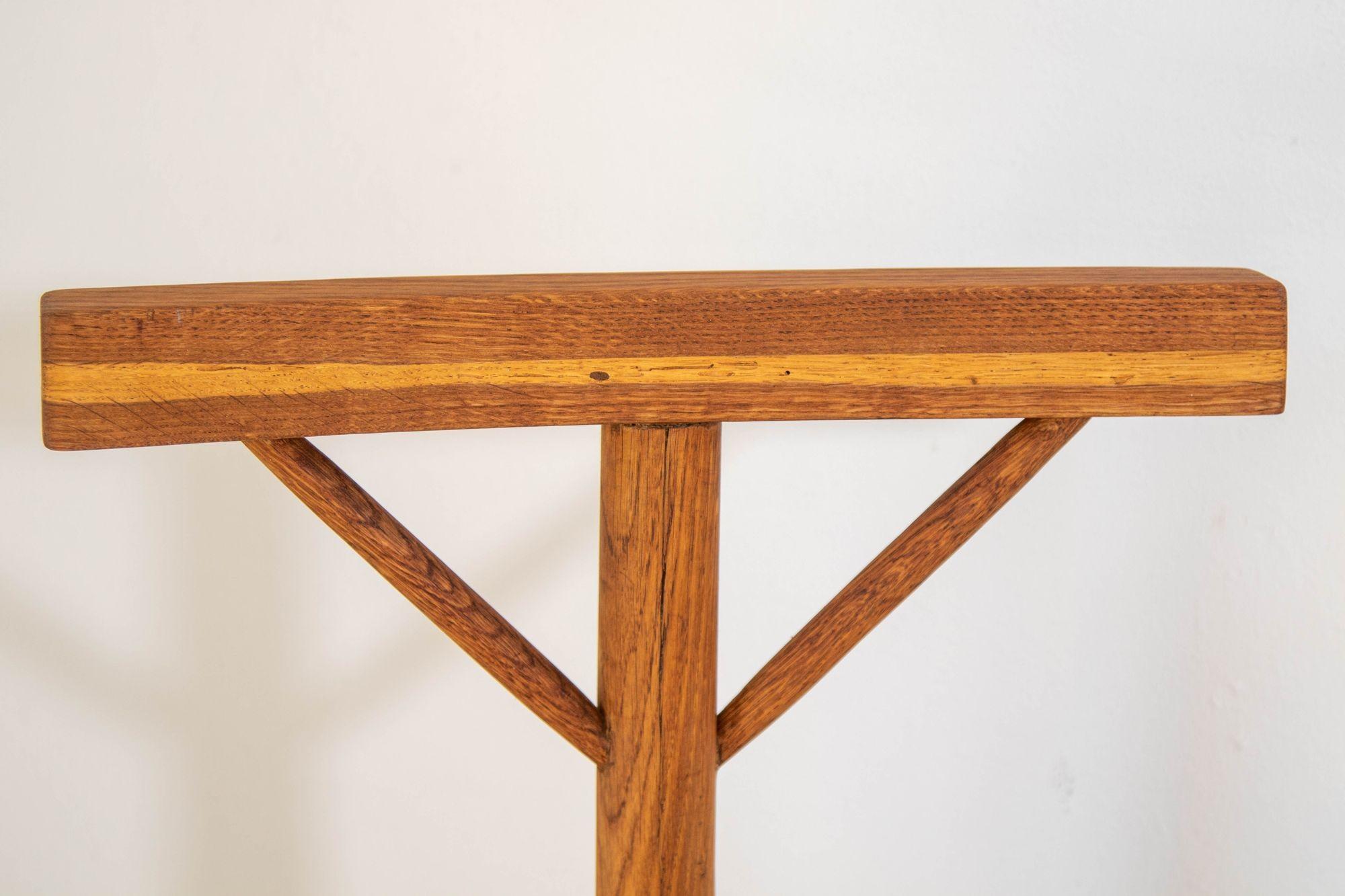 Chaise de moine suédoise et table d'appoint triangulaire Suède des années 1960 en vente 4
