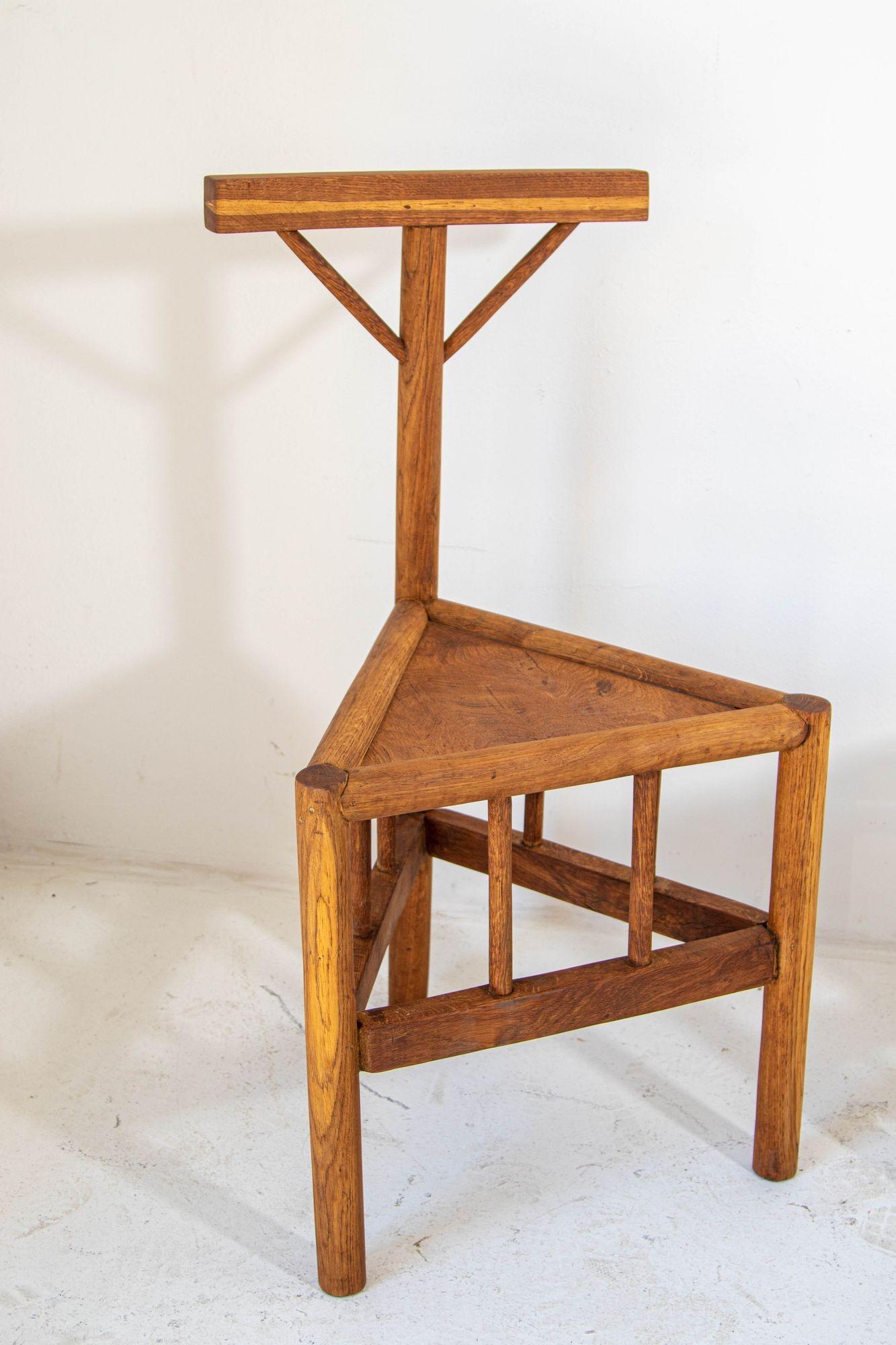 Arts and Crafts Chaise de moine suédoise et table d'appoint triangulaire Suède des années 1960 en vente