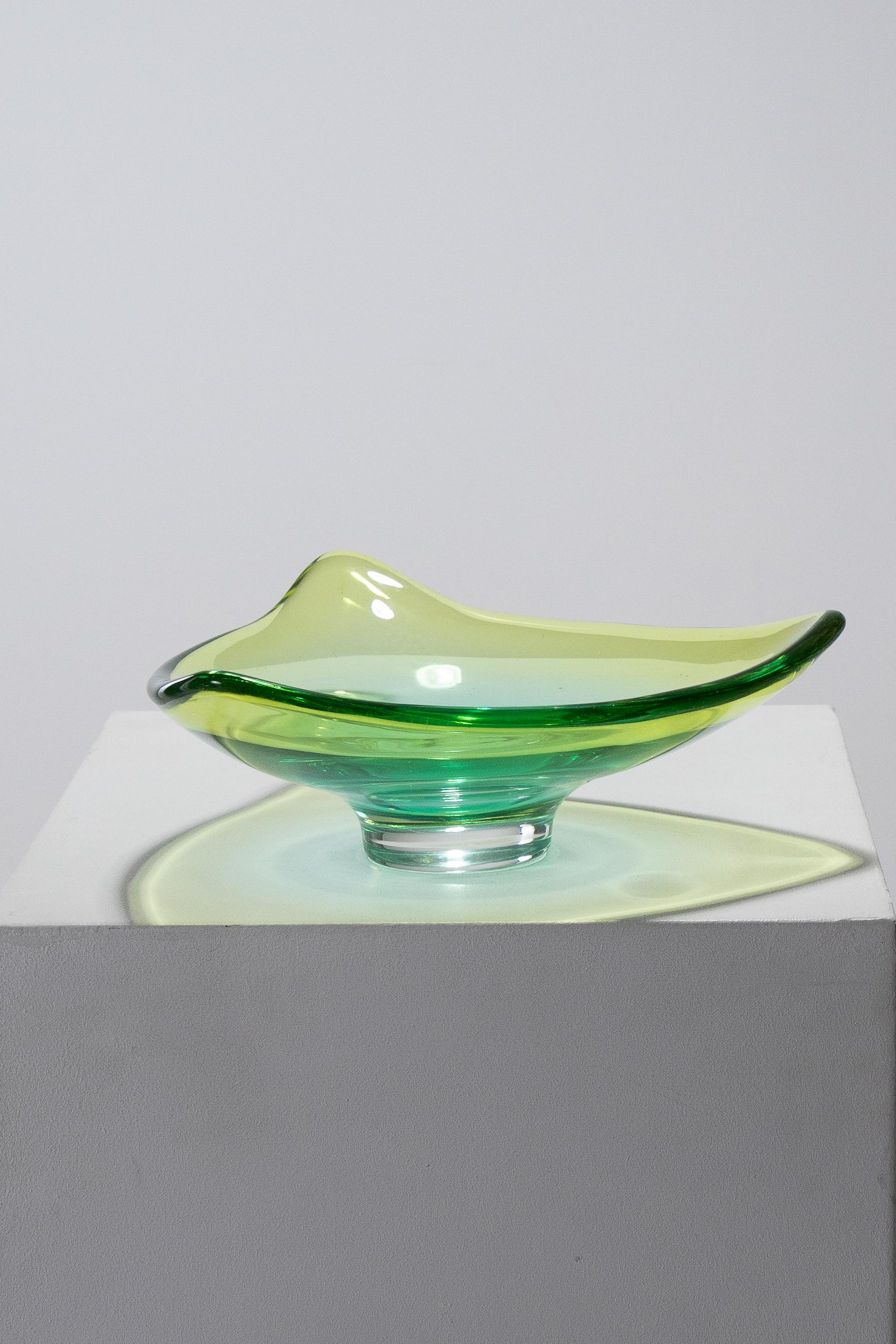A stunning triangular bowl with absinthe-colored thick borders and an emerald green center. Made in Murano, Italy, during the 1950s, it rests on a circular base. In excellent condition.
DV2055