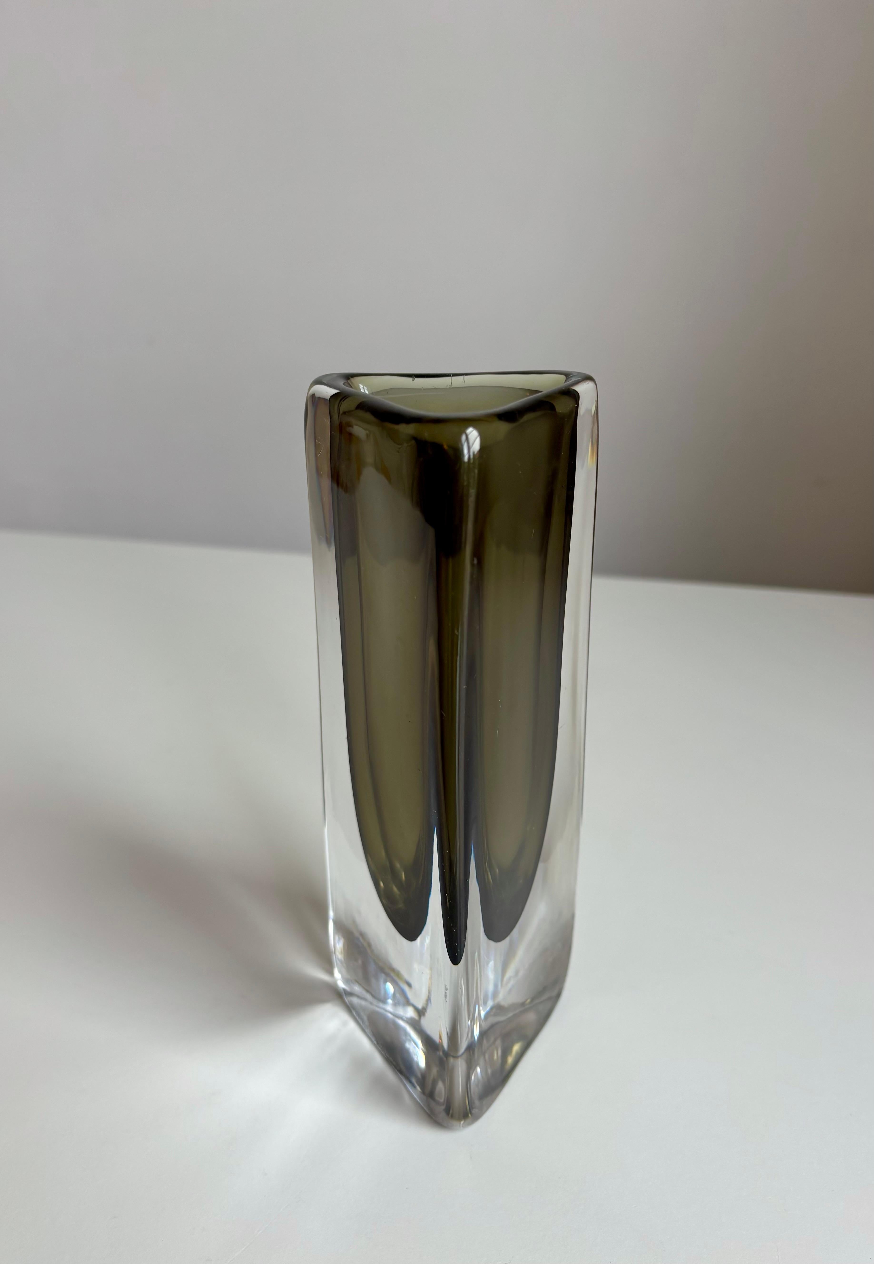 Mid-Century moderno Vaso triangolare Orrefors Sommerso di Nils Landberg, anni '50 in vendita