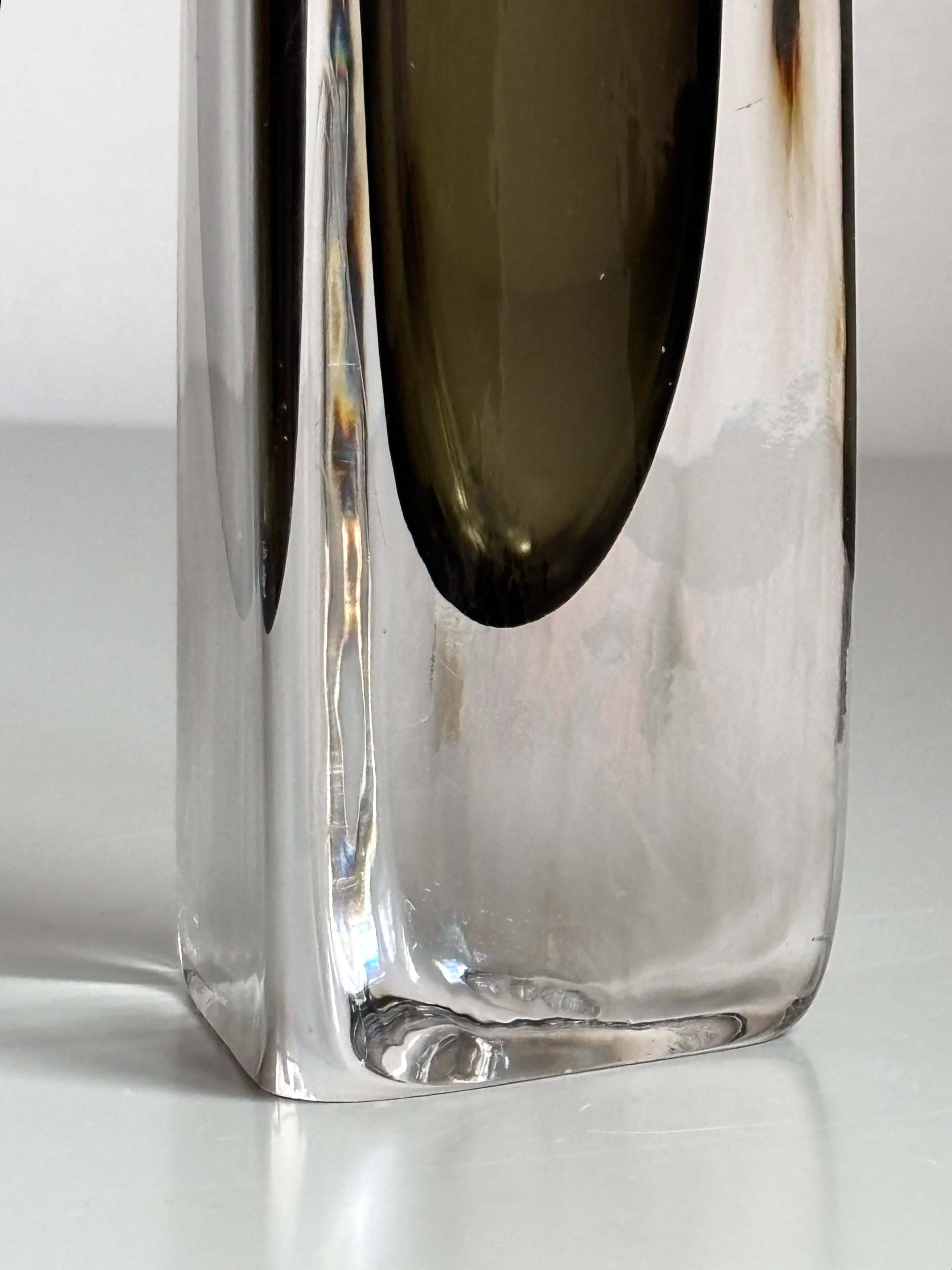 Svedese Vaso triangolare Orrefors Sommerso di Nils Landberg, anni '50 in vendita