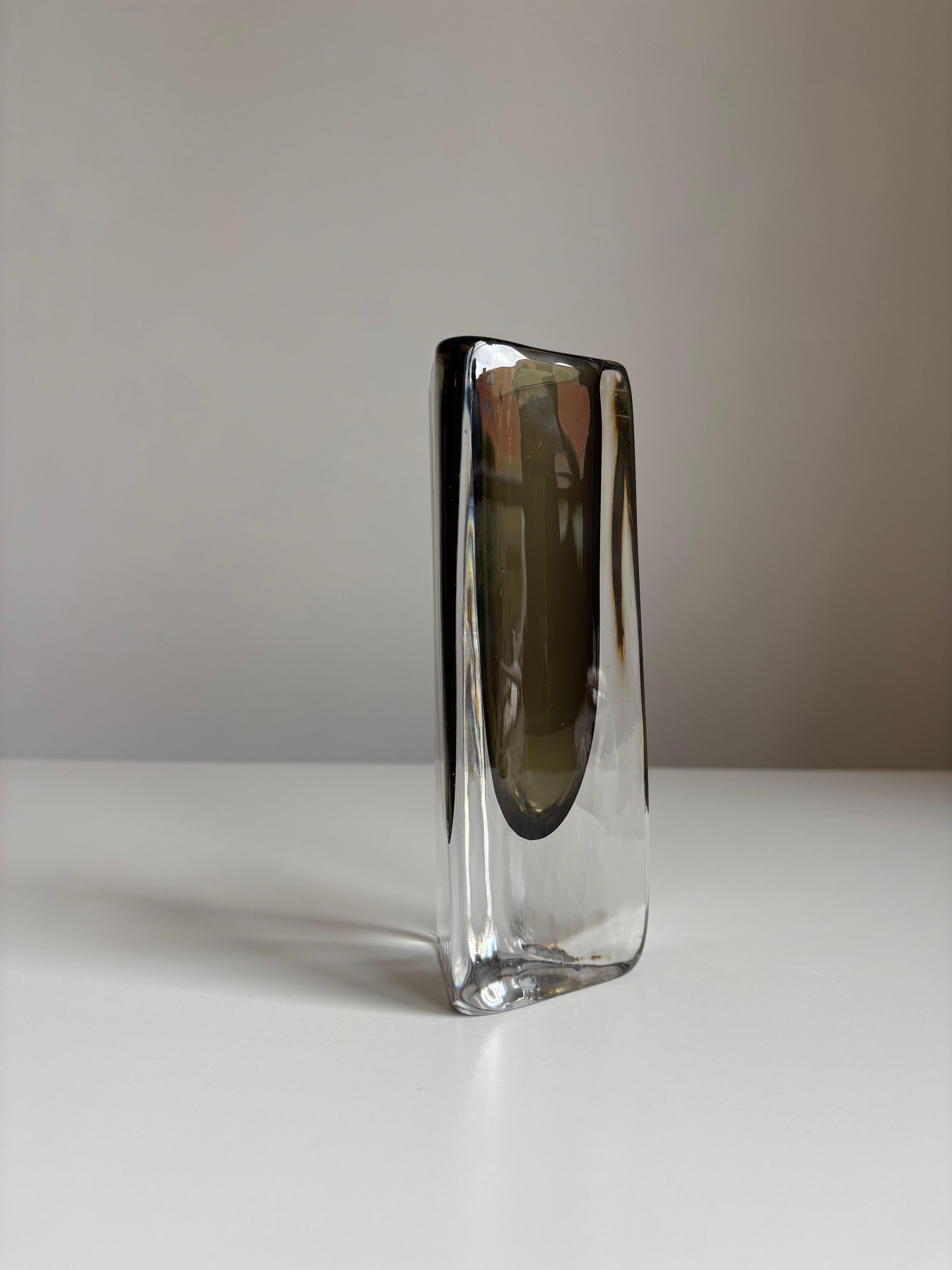 Fatto a mano Vaso triangolare Orrefors Sommerso di Nils Landberg, anni '50 in vendita