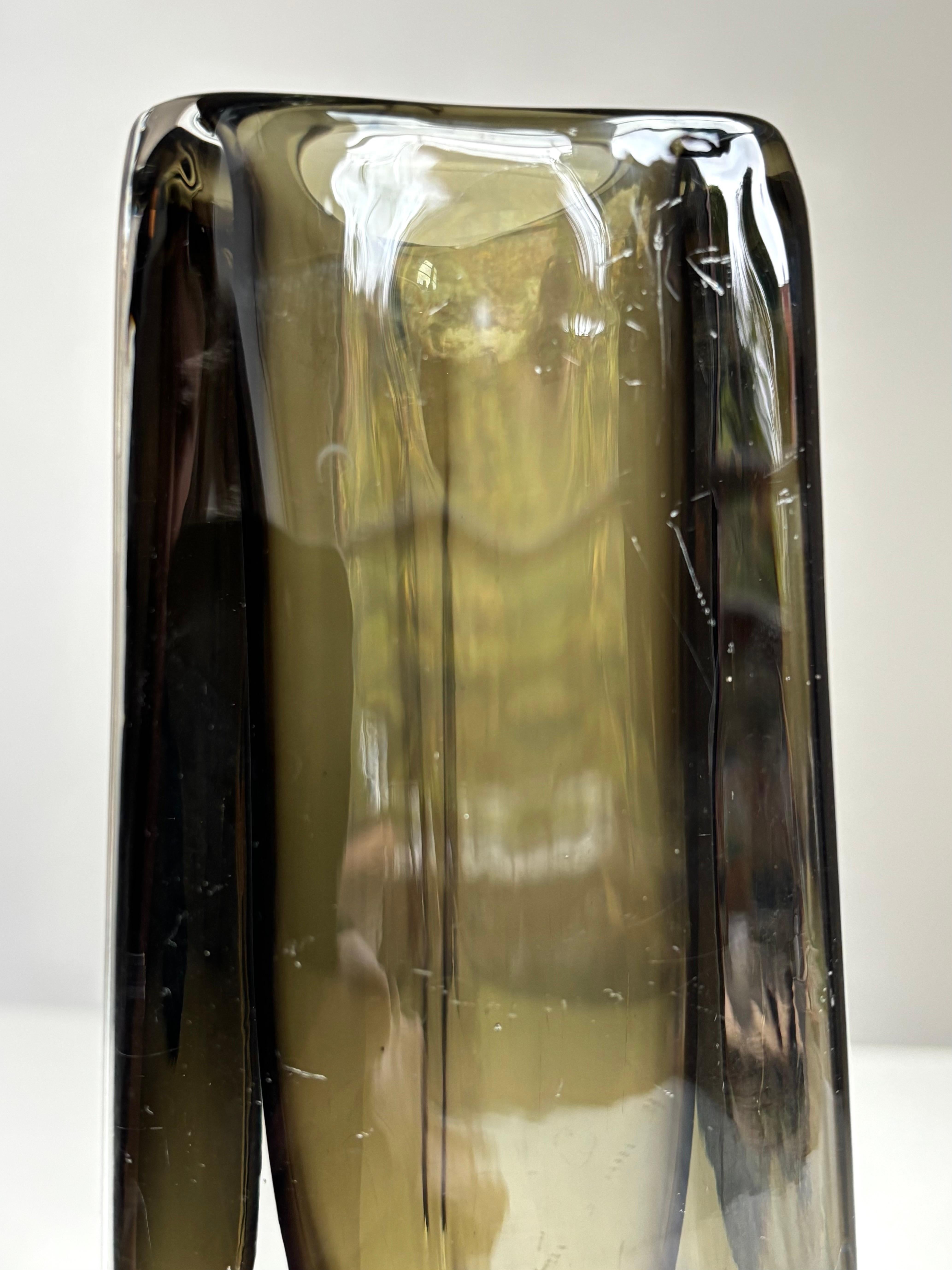 Vaso triangolare Orrefors Sommerso di Nils Landberg, anni '50 In condizioni buone in vendita a Copenhagen, DK