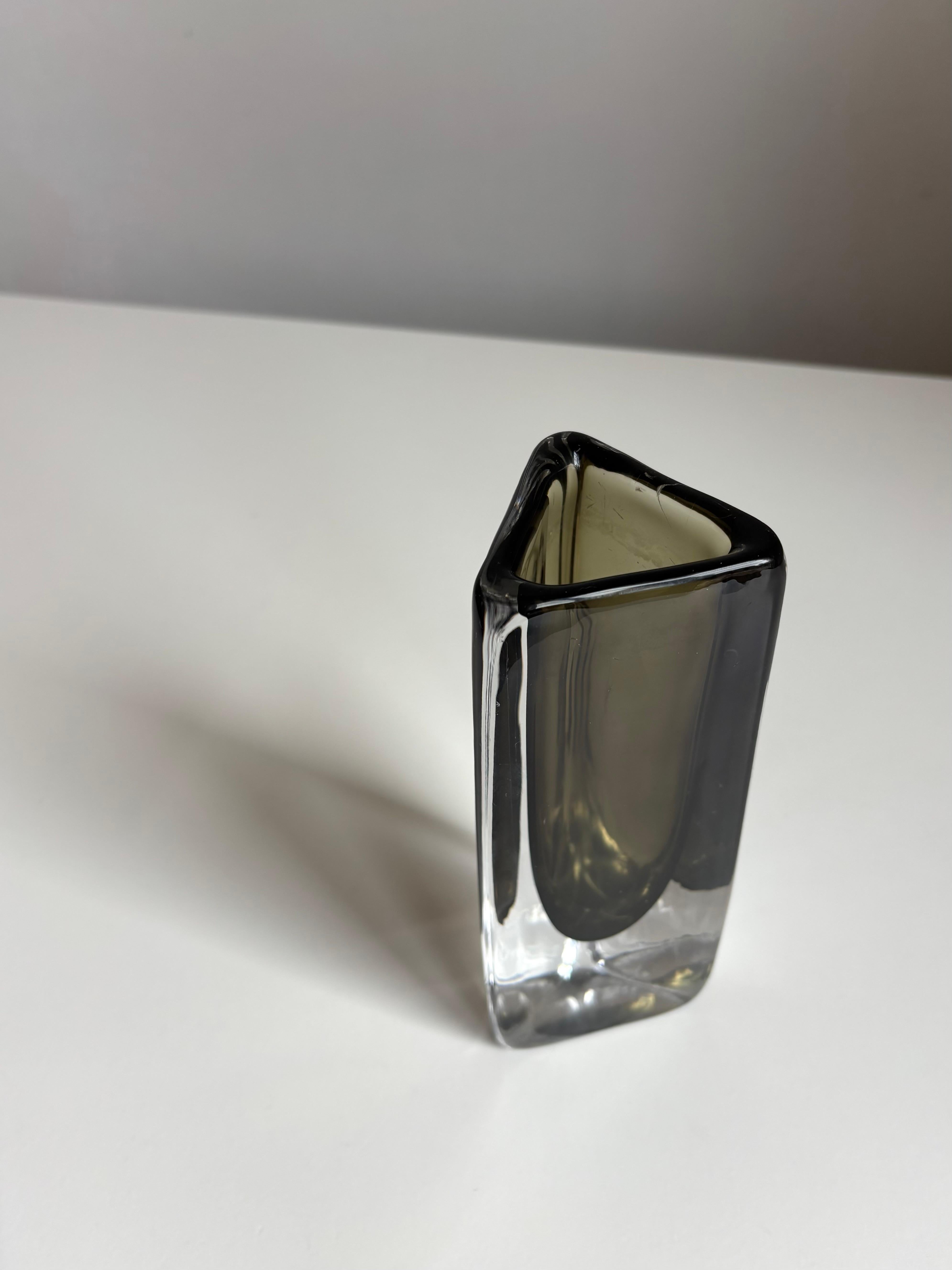 Vetro Vaso triangolare Orrefors Sommerso di Nils Landberg, anni '50 in vendita