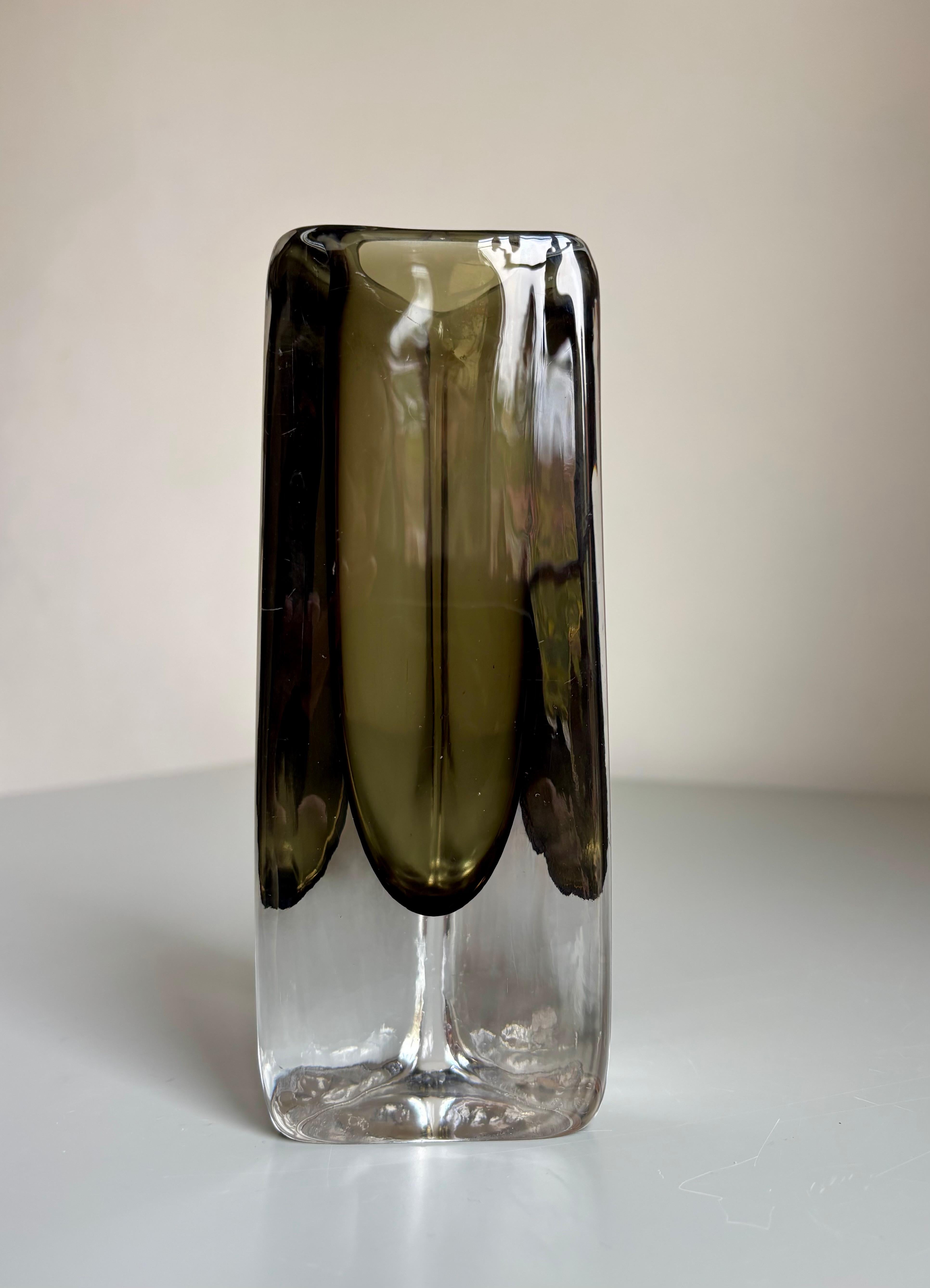 Vaso triangolare Orrefors Sommerso di Nils Landberg, anni '50 in vendita 1