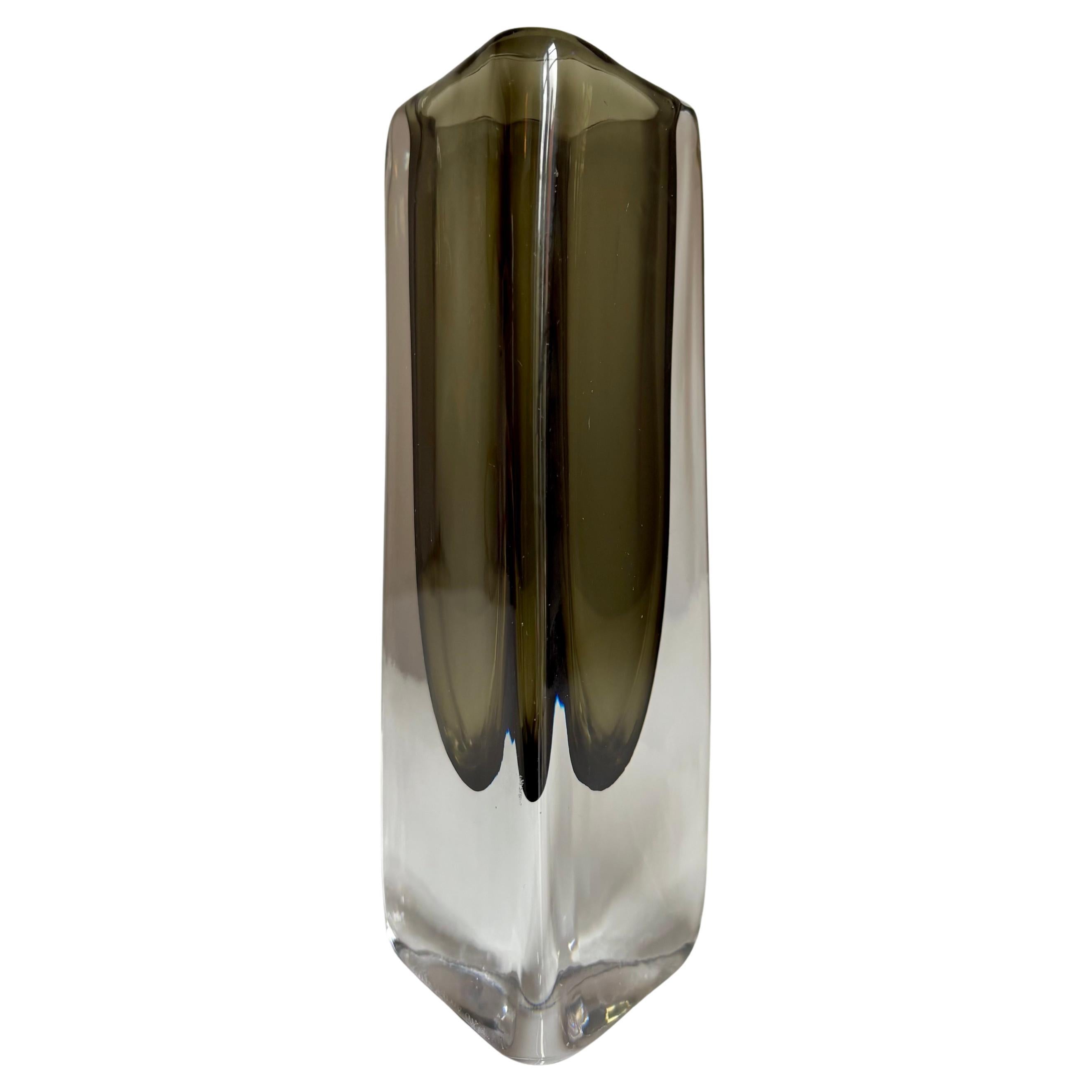 Vaso triangolare Orrefors Sommerso di Nils Landberg, anni 
50 in vendita