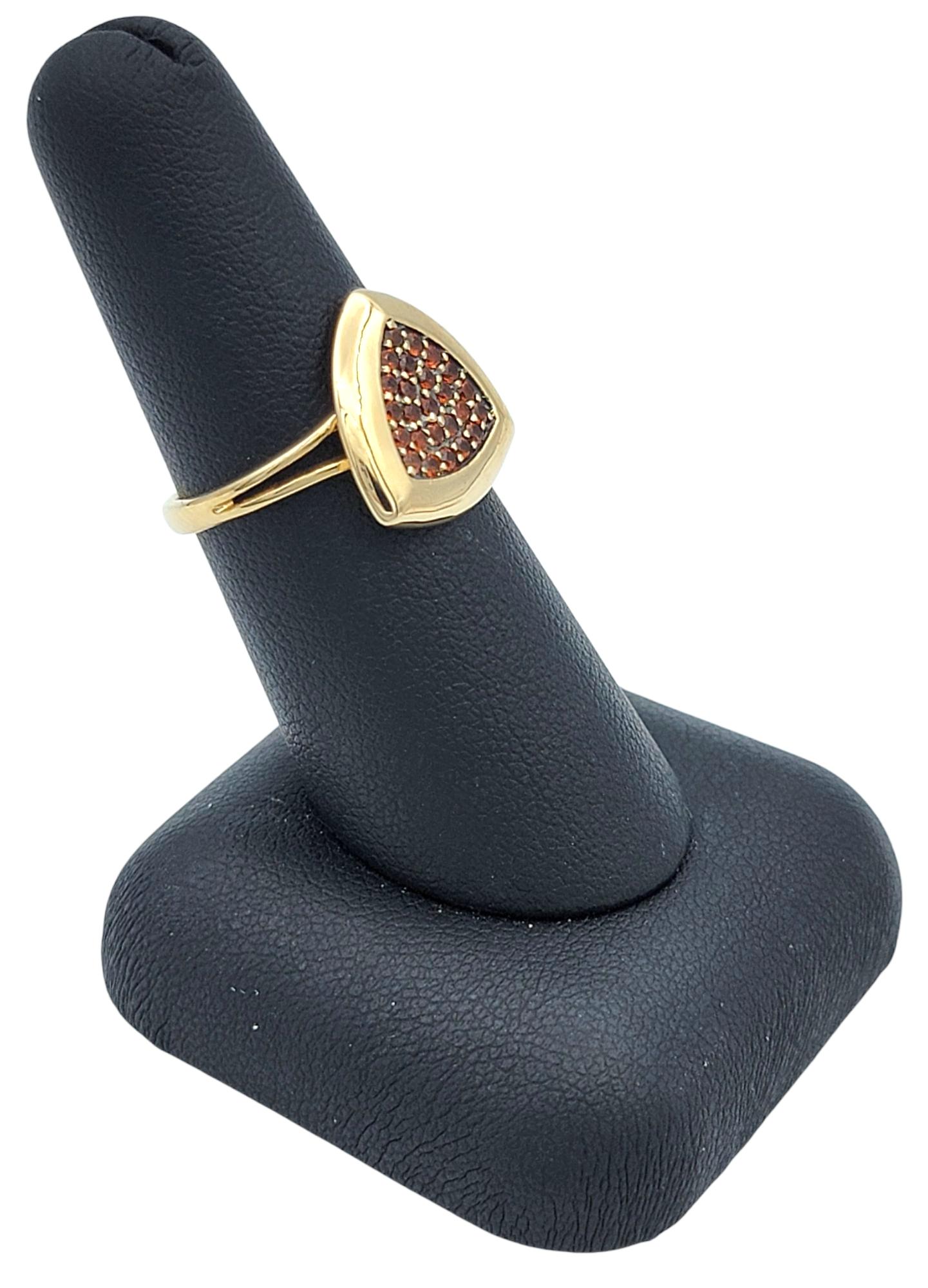 Bague cocktail en or jaune 14 carats avec pavé triangulaire de grenats et tige fendue en vente 4