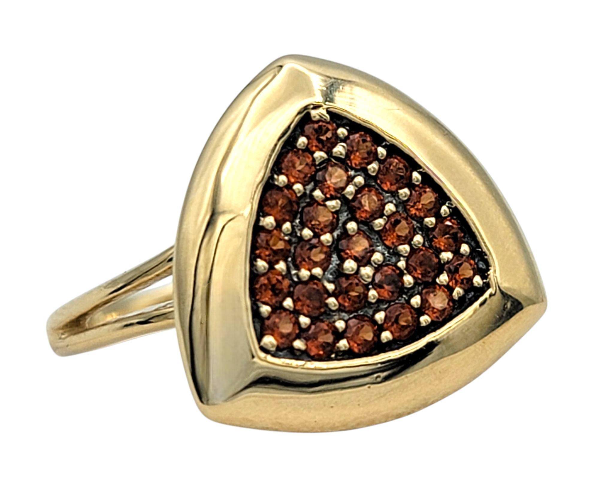 Taille de l'anneau : 7

Cette bague unique en grenat fait une déclaration audacieuse et moderne avec sa monture géométrique et sa teinte vive. Dotée d'une face triangulaire sertie de riches grenats rouges de taille ronde, la bague attire l'attention