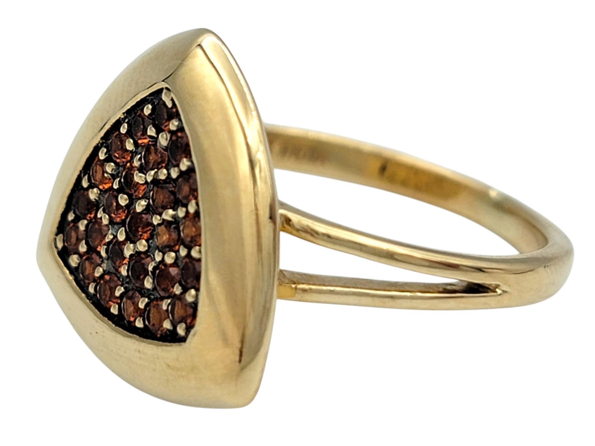 Contemporain Bague cocktail en or jaune 14 carats avec pavé triangulaire de grenats et tige fendue en vente
