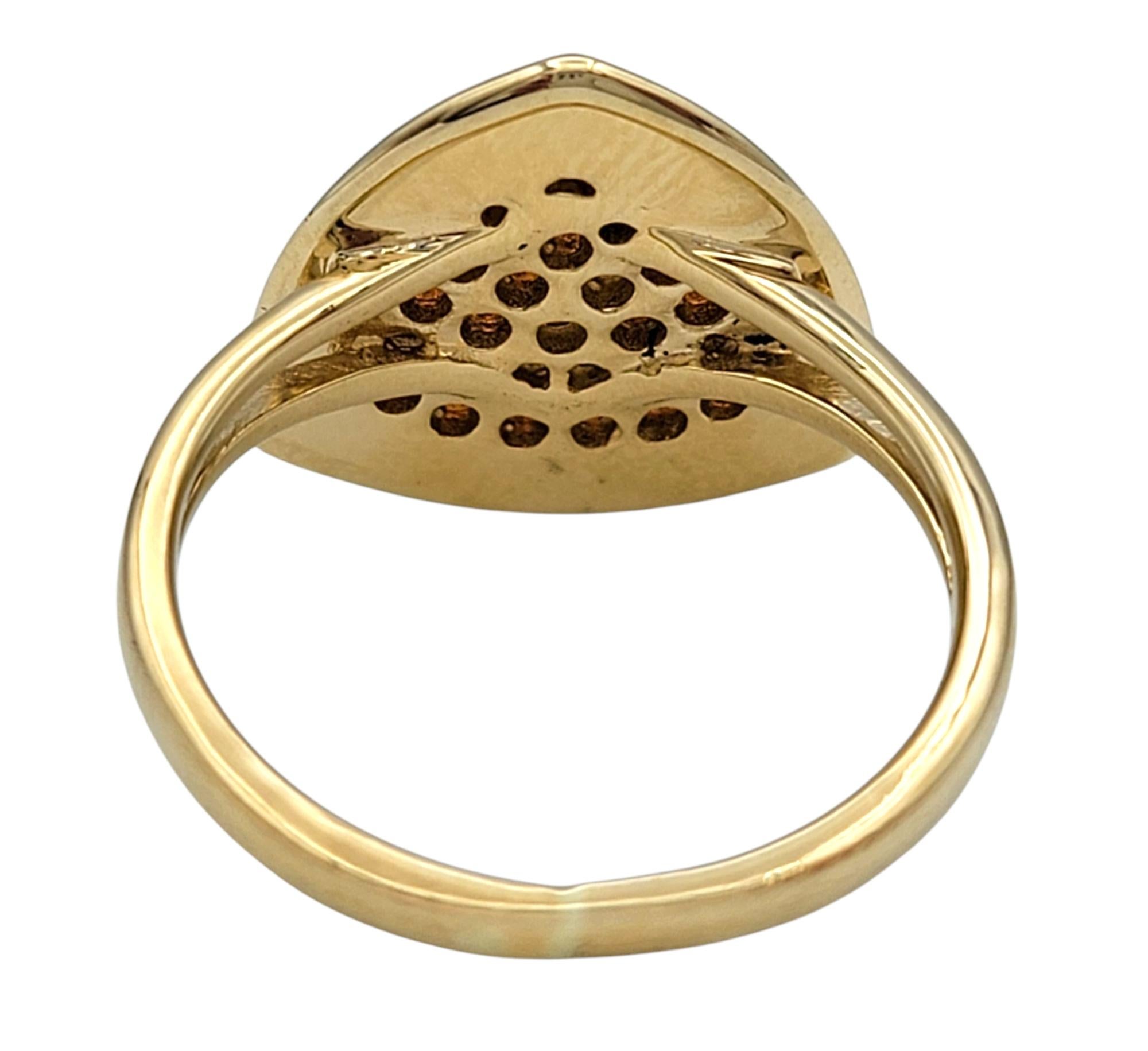 Taille ronde Bague cocktail en or jaune 14 carats avec pavé triangulaire de grenats et tige fendue en vente