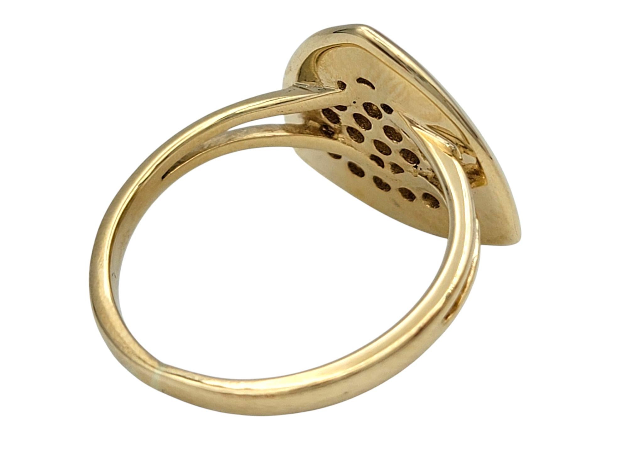 Bague cocktail en or jaune 14 carats avec pavé triangulaire de grenats et tige fendue Bon état - En vente à Scottsdale, AZ