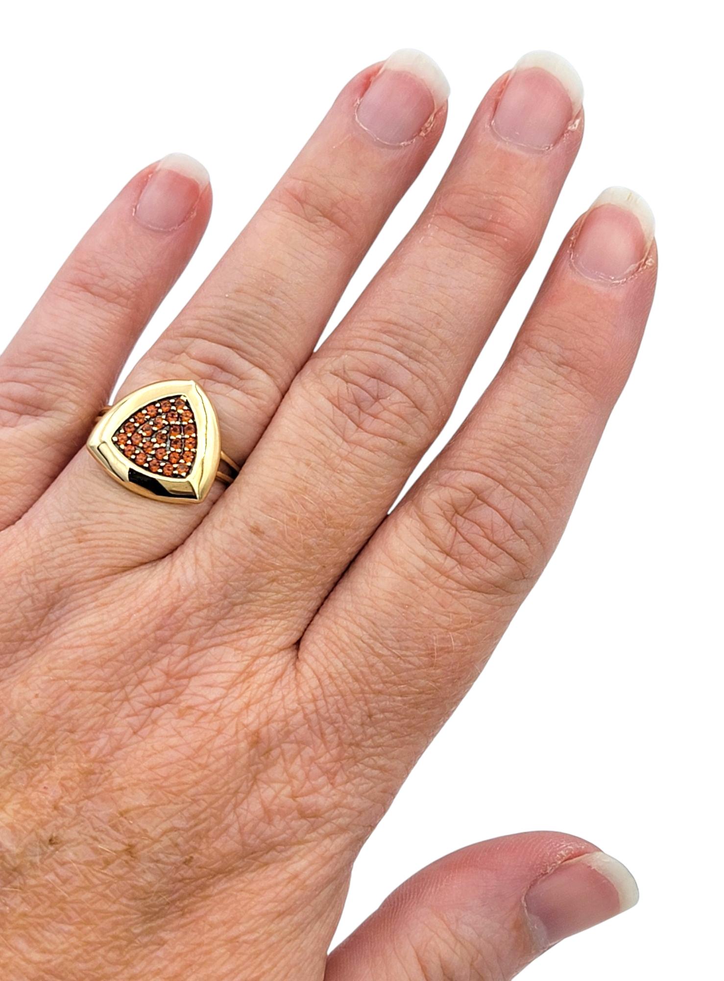 Bague cocktail en or jaune 14 carats avec pavé triangulaire de grenats et tige fendue en vente 1