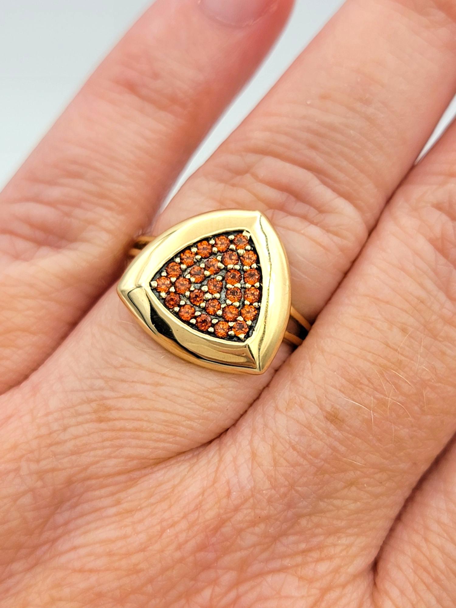 Bague cocktail en or jaune 14 carats avec pavé triangulaire de grenats et tige fendue en vente 2