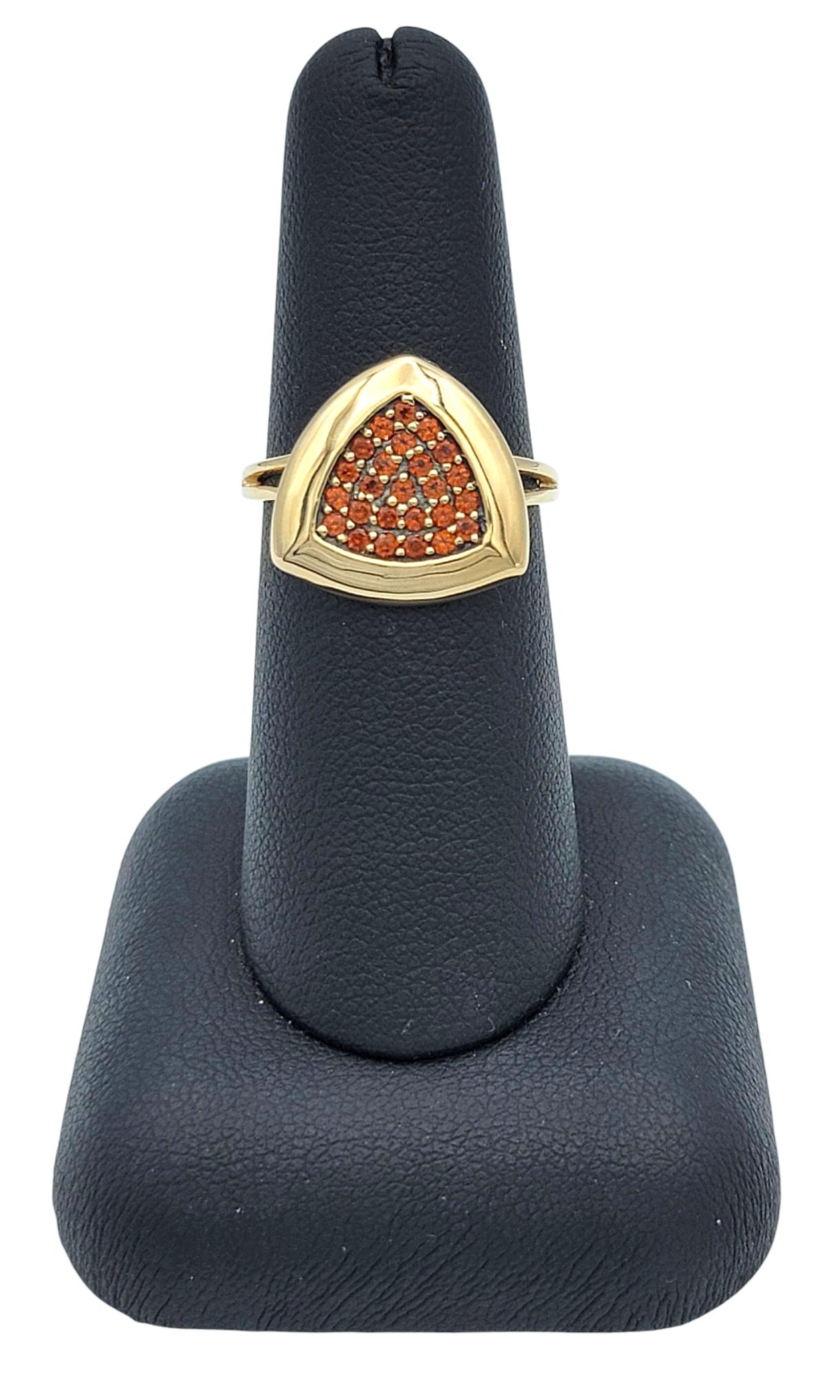 Bague cocktail en or jaune 14 carats avec pavé triangulaire de grenats et tige fendue en vente 3