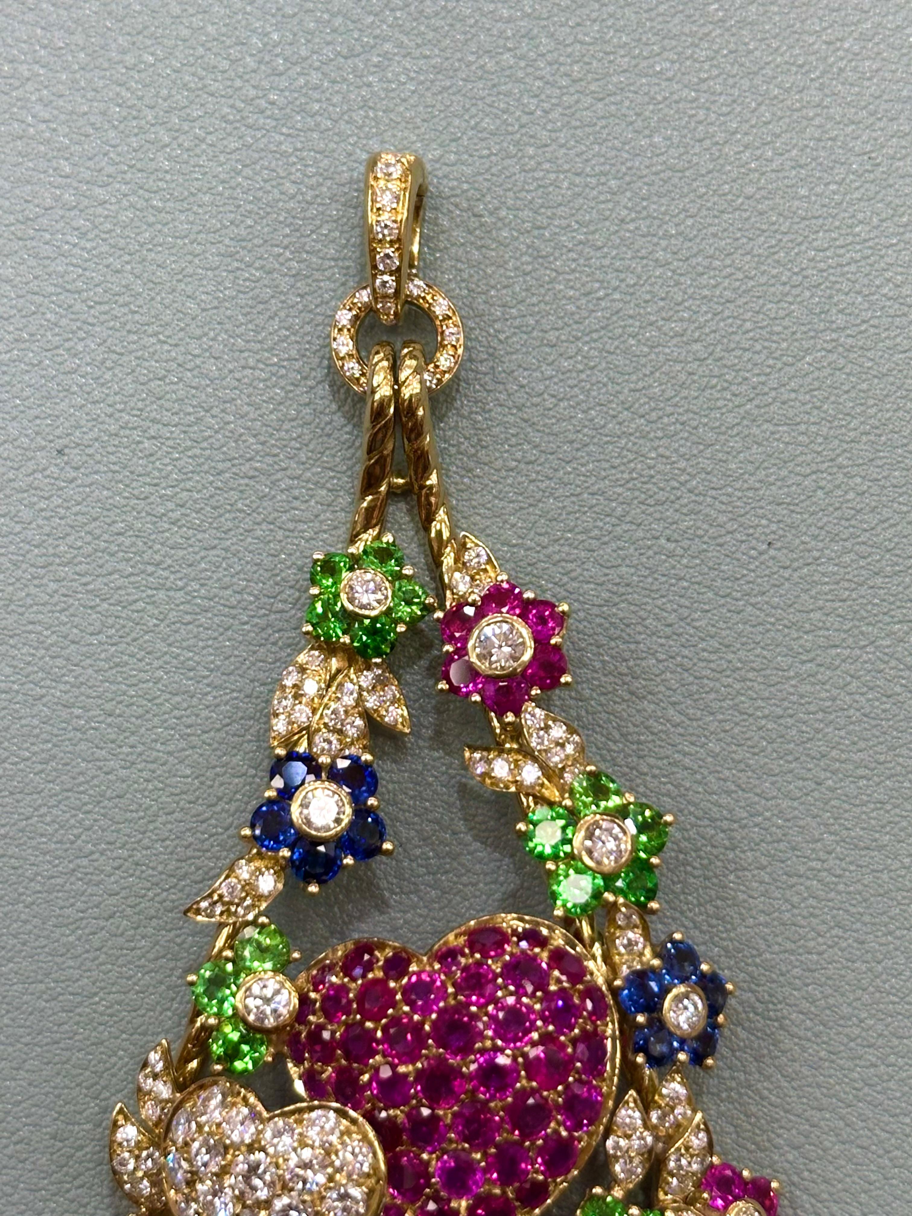 Dreieckiger Anhänger mit Diamantblättern und Blumen aus rosa, blauen und grünen Saphiren (Arts and Crafts) im Angebot