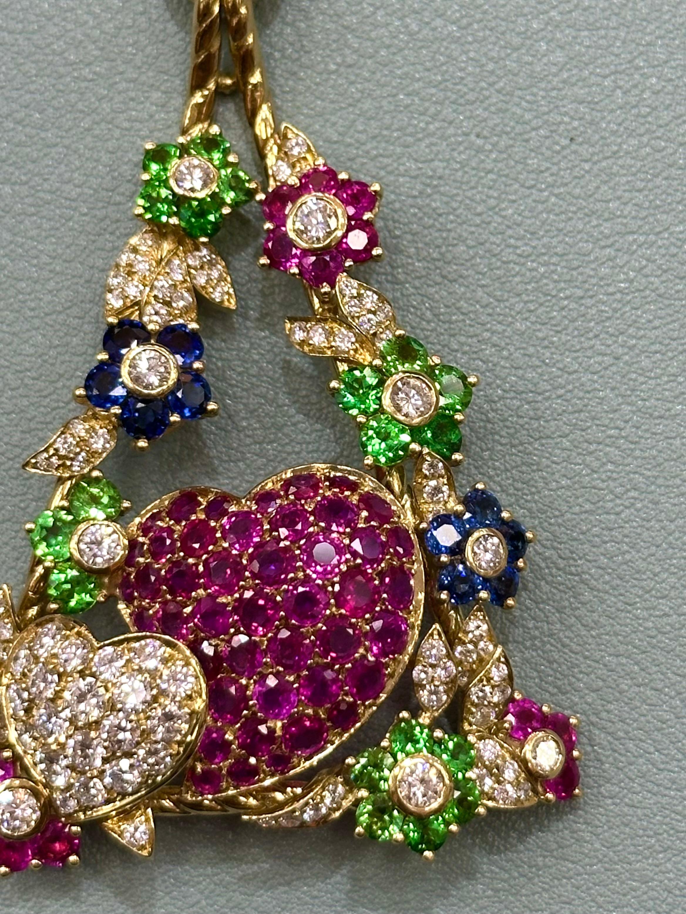 Dreieckiger Anhänger mit Diamantblättern und Blumen aus rosa, blauen und grünen Saphiren (Gemischter Schliff) im Angebot