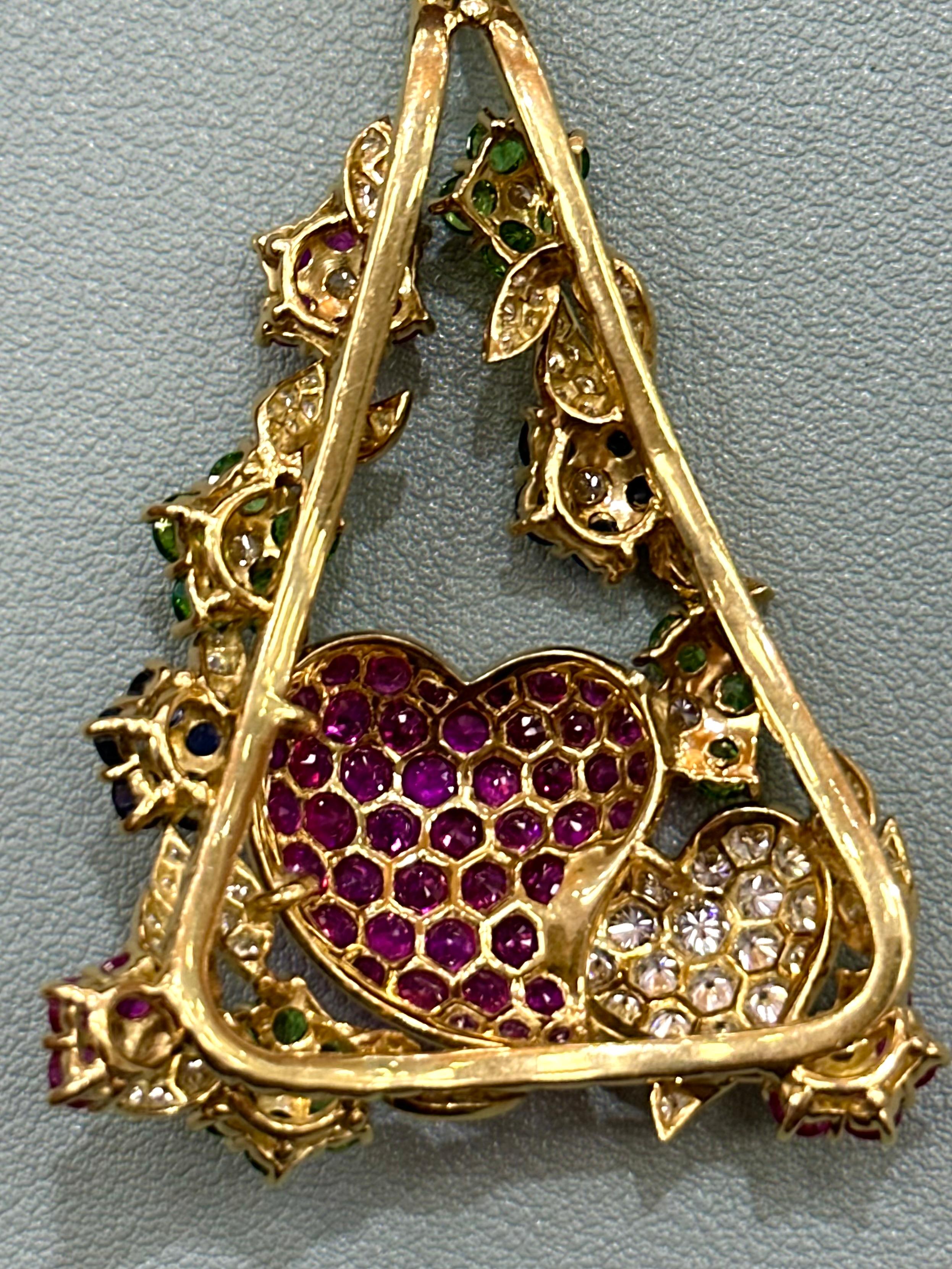 Dreieckiger Anhänger mit Diamantblättern und Blumen aus rosa, blauen und grünen Saphiren im Zustand „Neu“ im Angebot in New York, NY